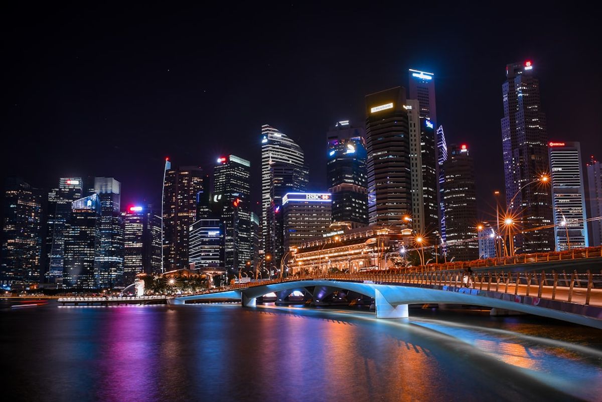 Skyline kota Singapura di malam hari