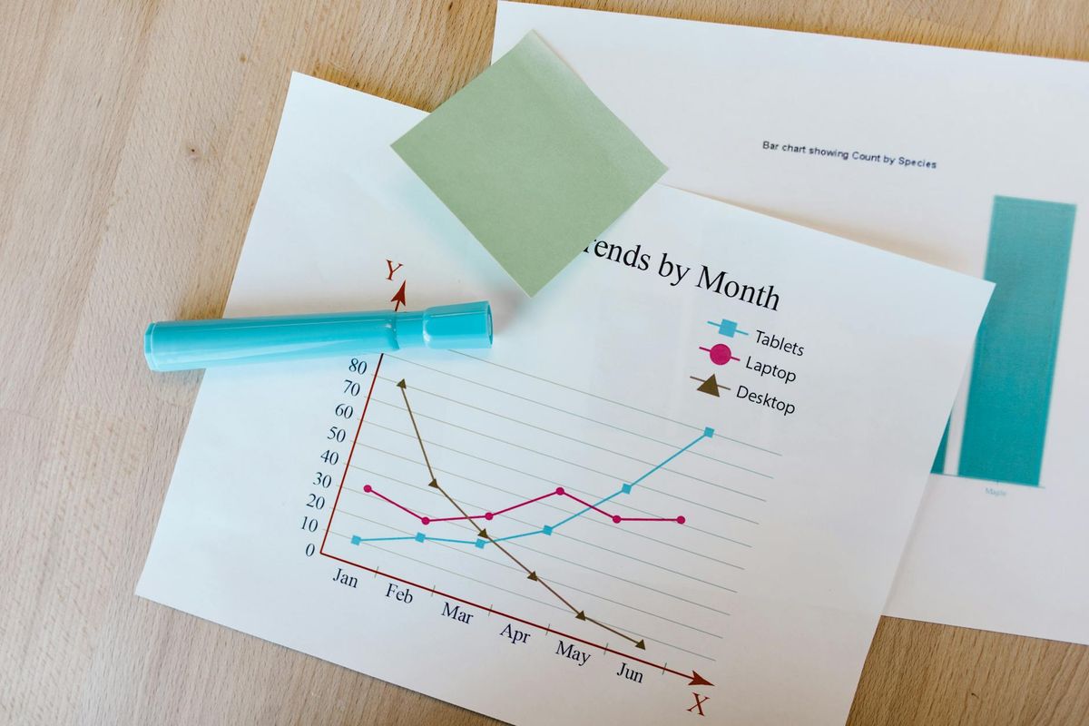 Grafik frekuensi dan pola data berwarna di atas meja kerja — ilustrasi analisis running streak dan gap angka HK