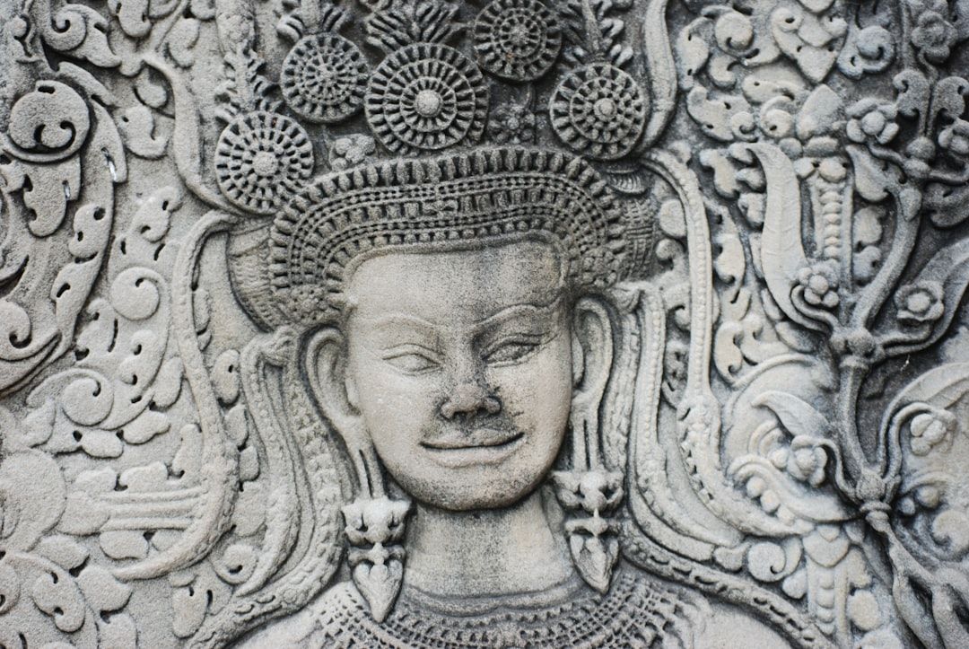 Ukiran batu bermotif tradisional khas Cambodia — warisan estetika yang lekat dengan identitas pasaran khm