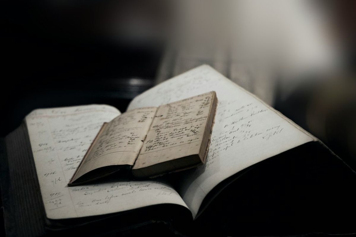 Primbon dan buku tafsir lama menjadi akar tulis dari tafsir mimpi melahirkan dan menyusui