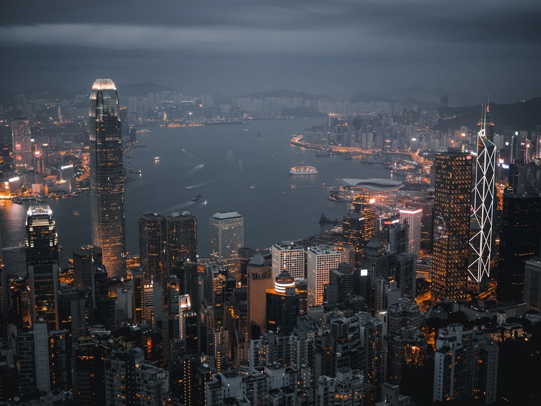 Suasana skyline kota Hongkong di malam hari sebagai tema pasaran togel Hongkong Pools