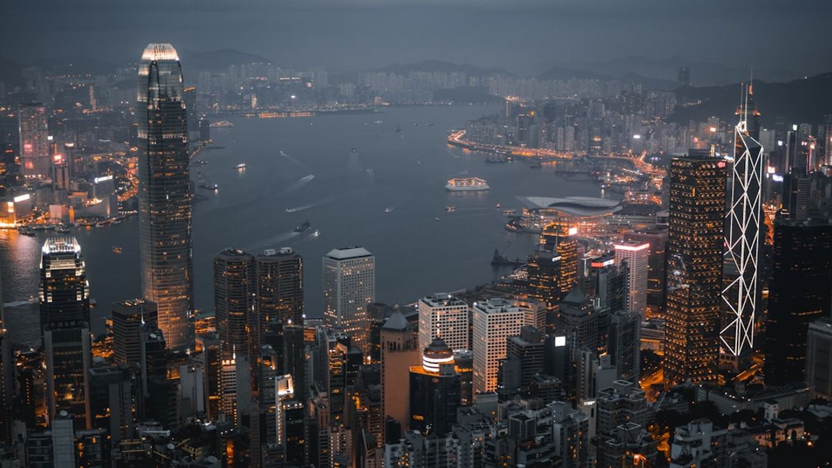 Suasana skyline kota Hongkong di malam hari sebagai tema pasaran togel Hongkong Pools