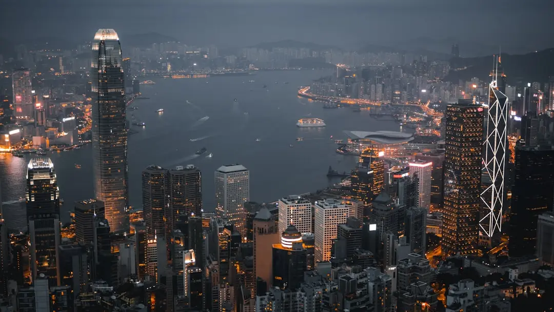 Suasana skyline kota Hongkong di malam hari sebagai tema pasaran togel Hongkong Pools