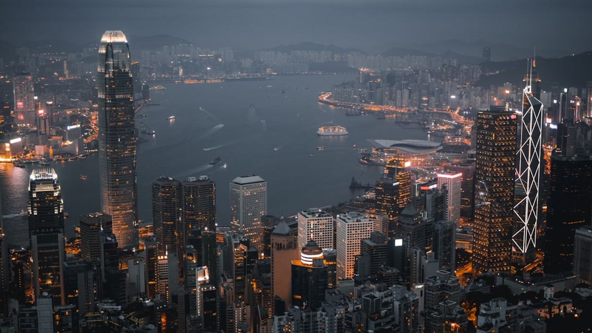 Suasana skyline kota Hongkong di malam hari sebagai tema pasaran togel Hongkong Pools