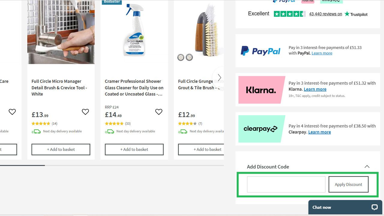 E-commerce page displaying cleaning products, various payment options, and a highlighted discount code input field.