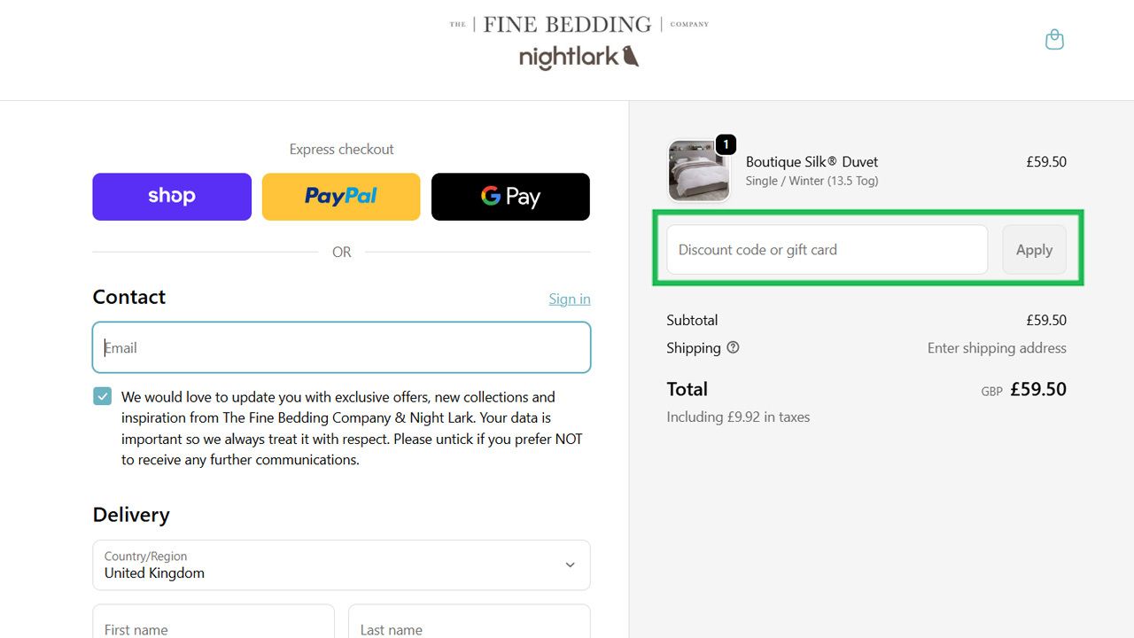 E-commerce checkout page showing express payment options, customer details, a duvet in the cart, and a highlighted discount code input field.
