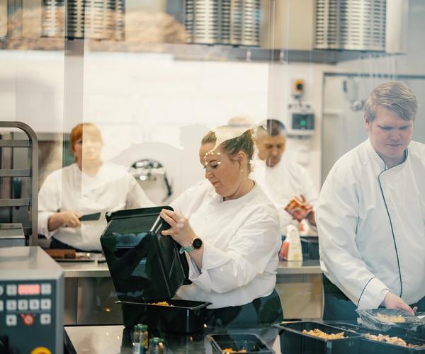 Ansatte i arbeid på kjøkkenet.