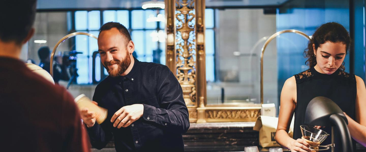 2 bartenders working