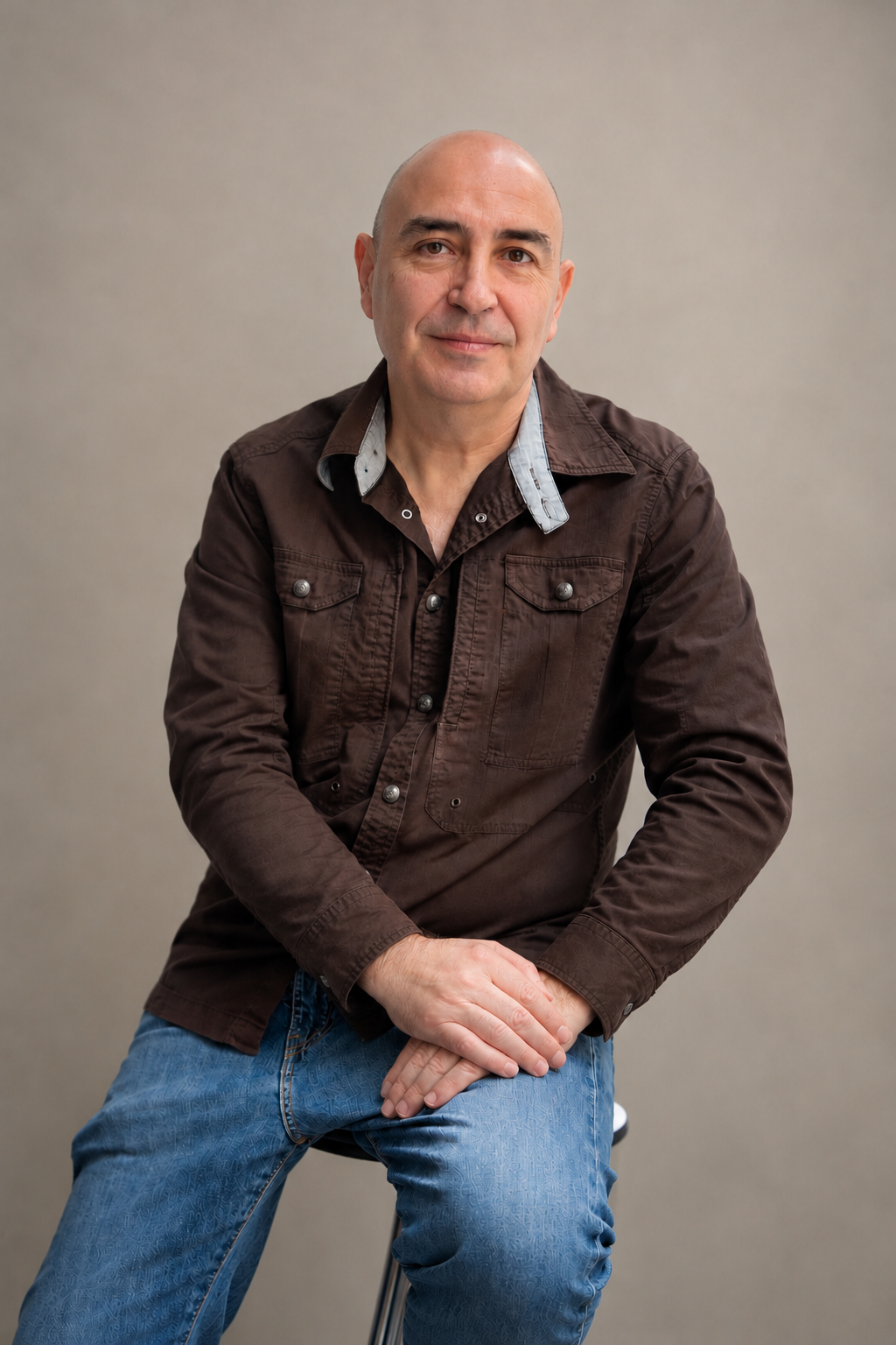 Retrato de Rai Fernández, director creativo de IA y fundador de GenIA.