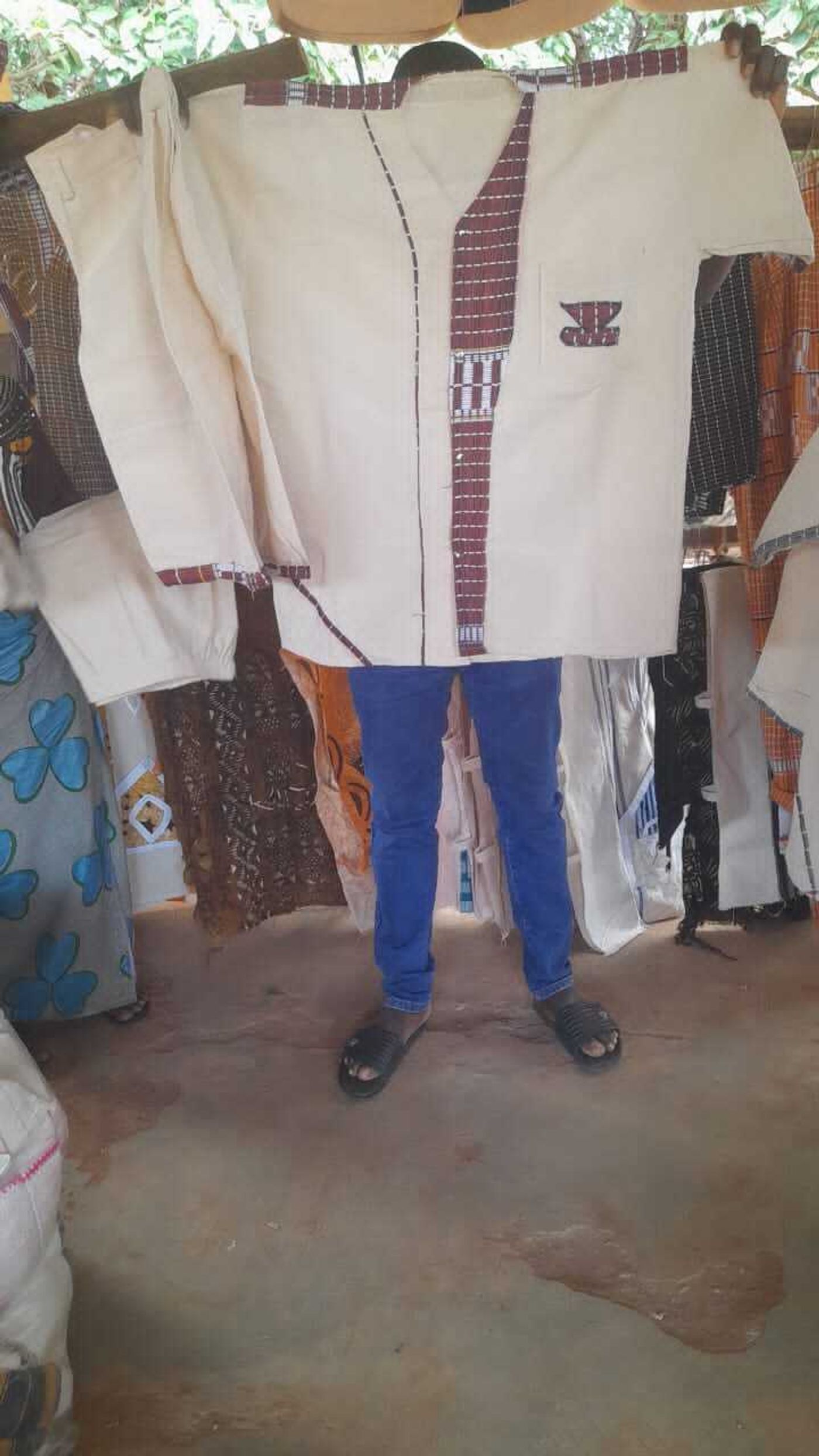 Veste traditionnelle blanche avec motifs marron