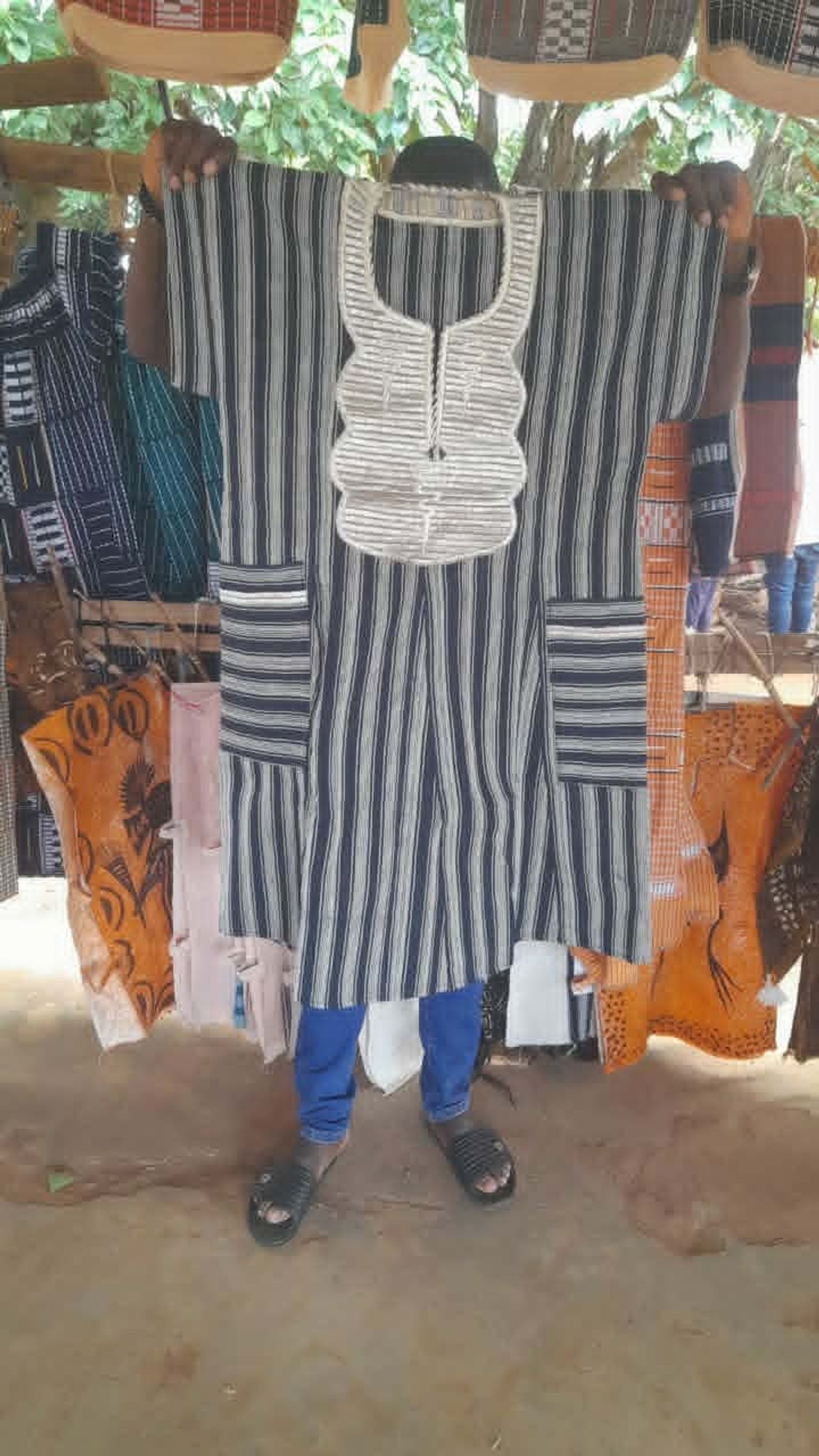 Vêtement traditionnel à rayures