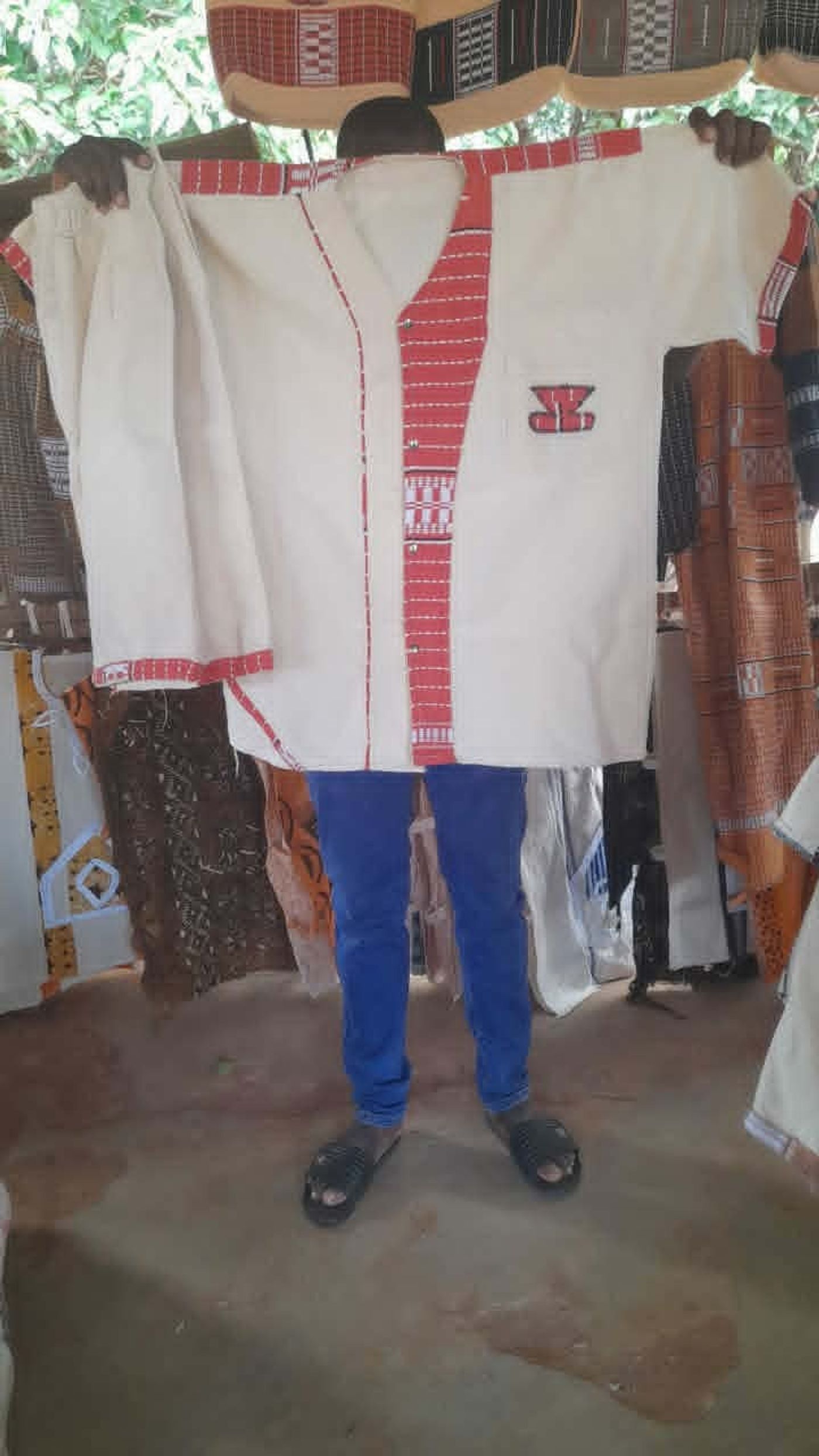 Veste traditionnelle blanche et rouge