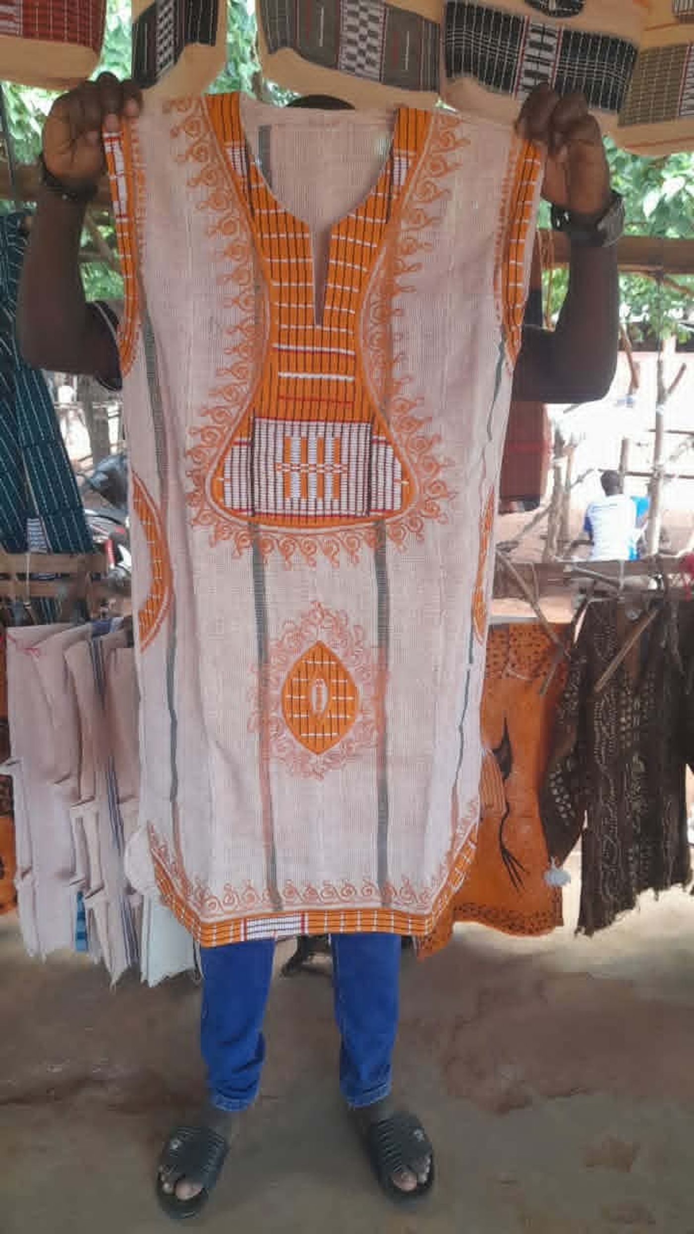 Veste traditionnelle orange et blanche