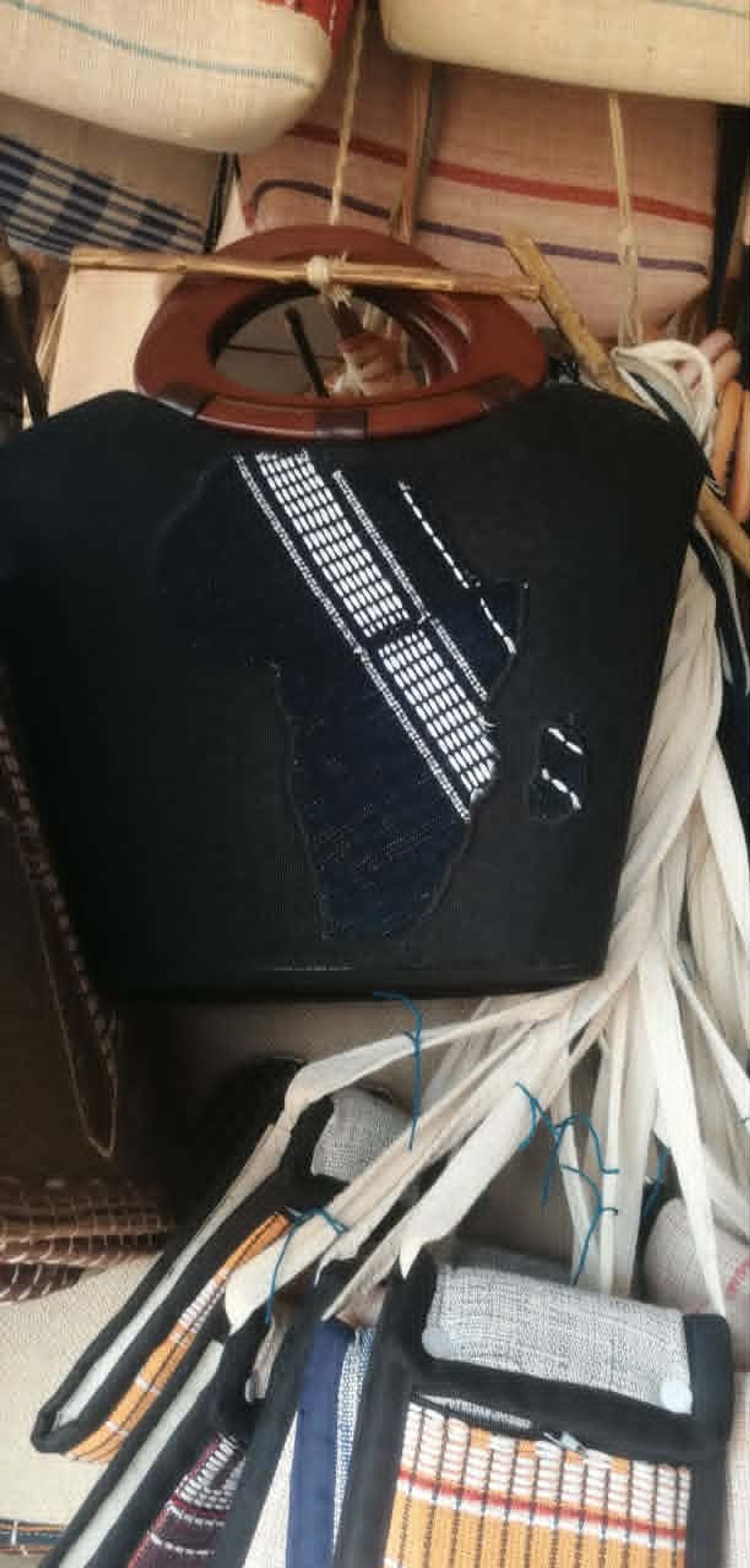 Sac à main en cuir noir avec motif blanc