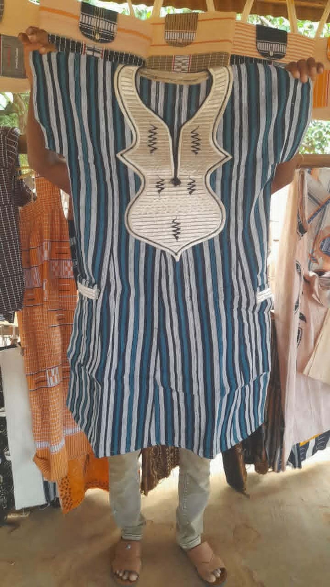 Vêtement traditionnel à rayures bleues et blanches