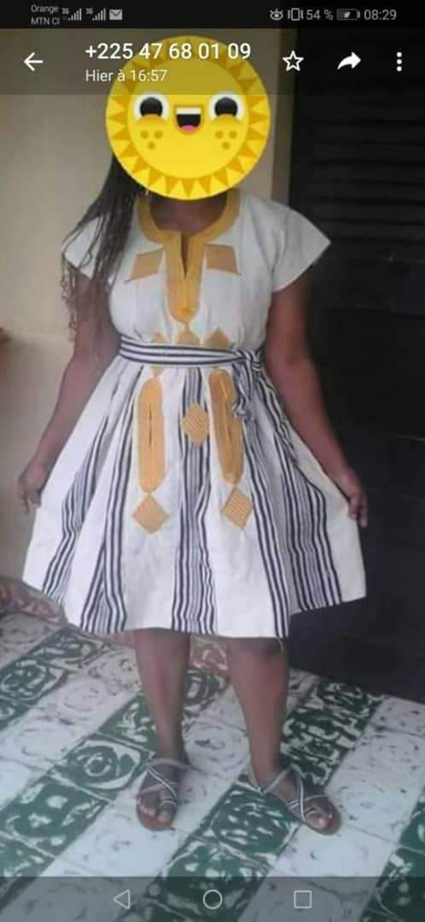 Robe à rayures avec accessoires jaunes