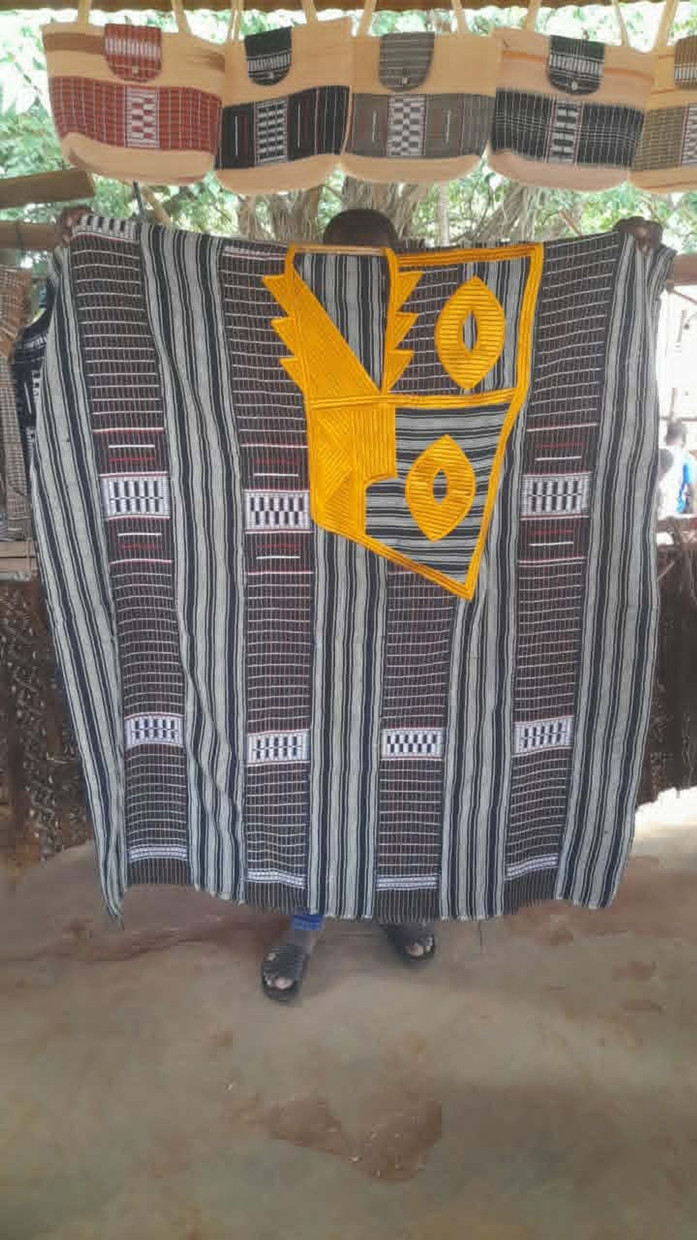 Tissu traditionnel avec motif NOLO
