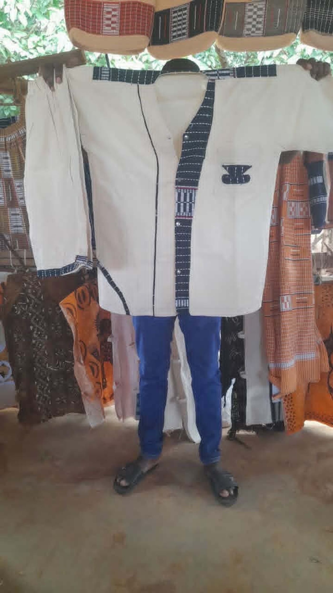 Veste traditionnelle blanche avec motifs noirs