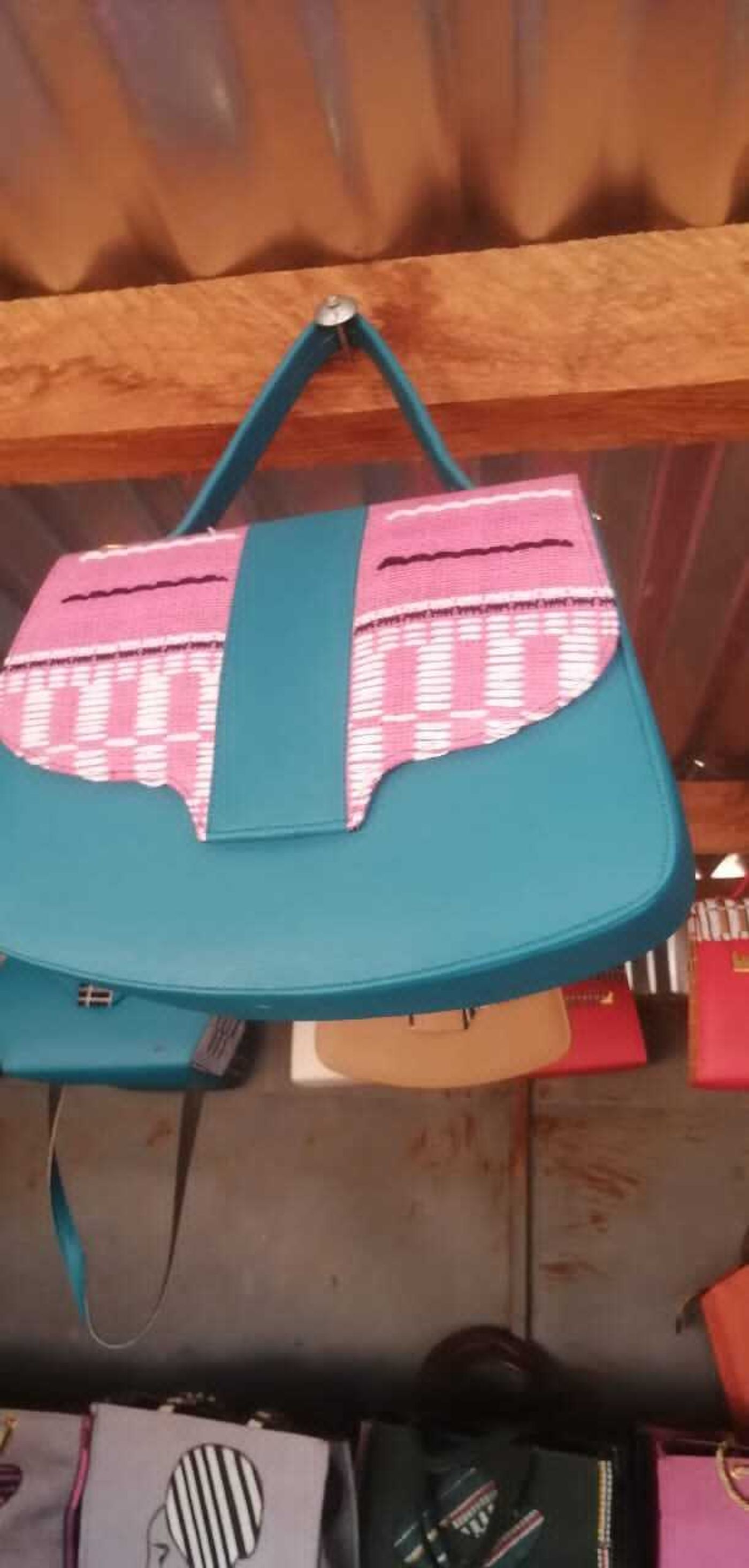 Sac à main turquoise et rose