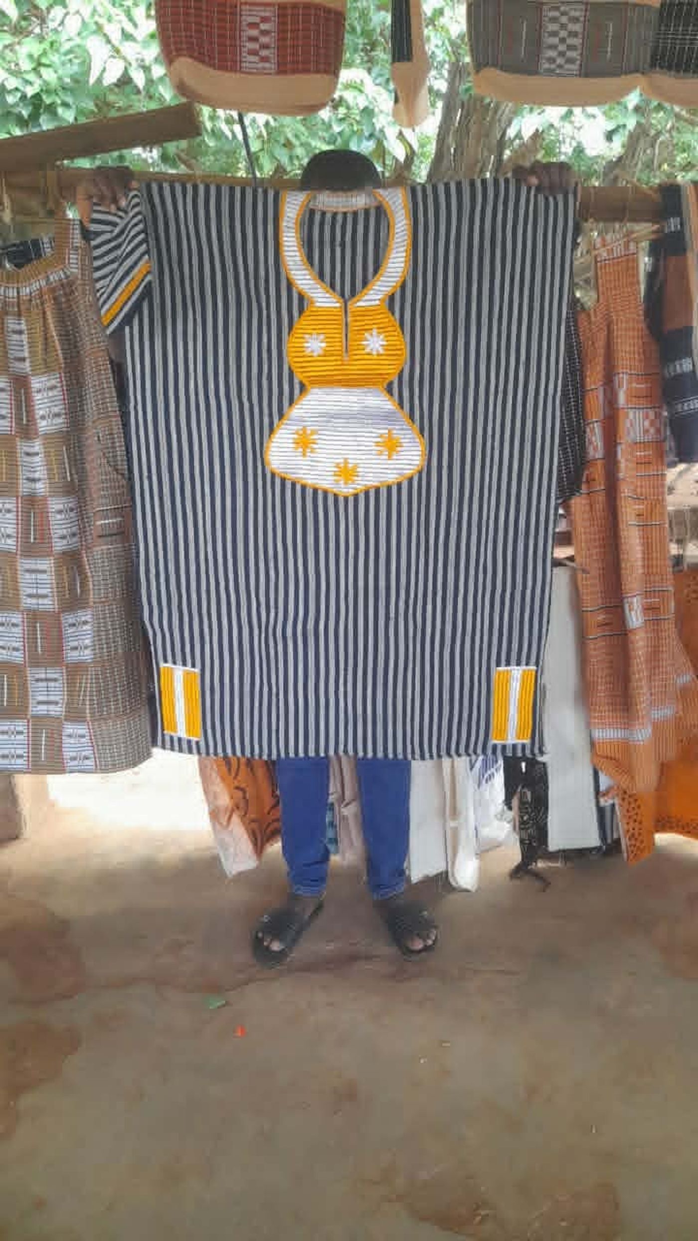 Vêtement traditionnel à rayures noires et blanches avec motif jaune