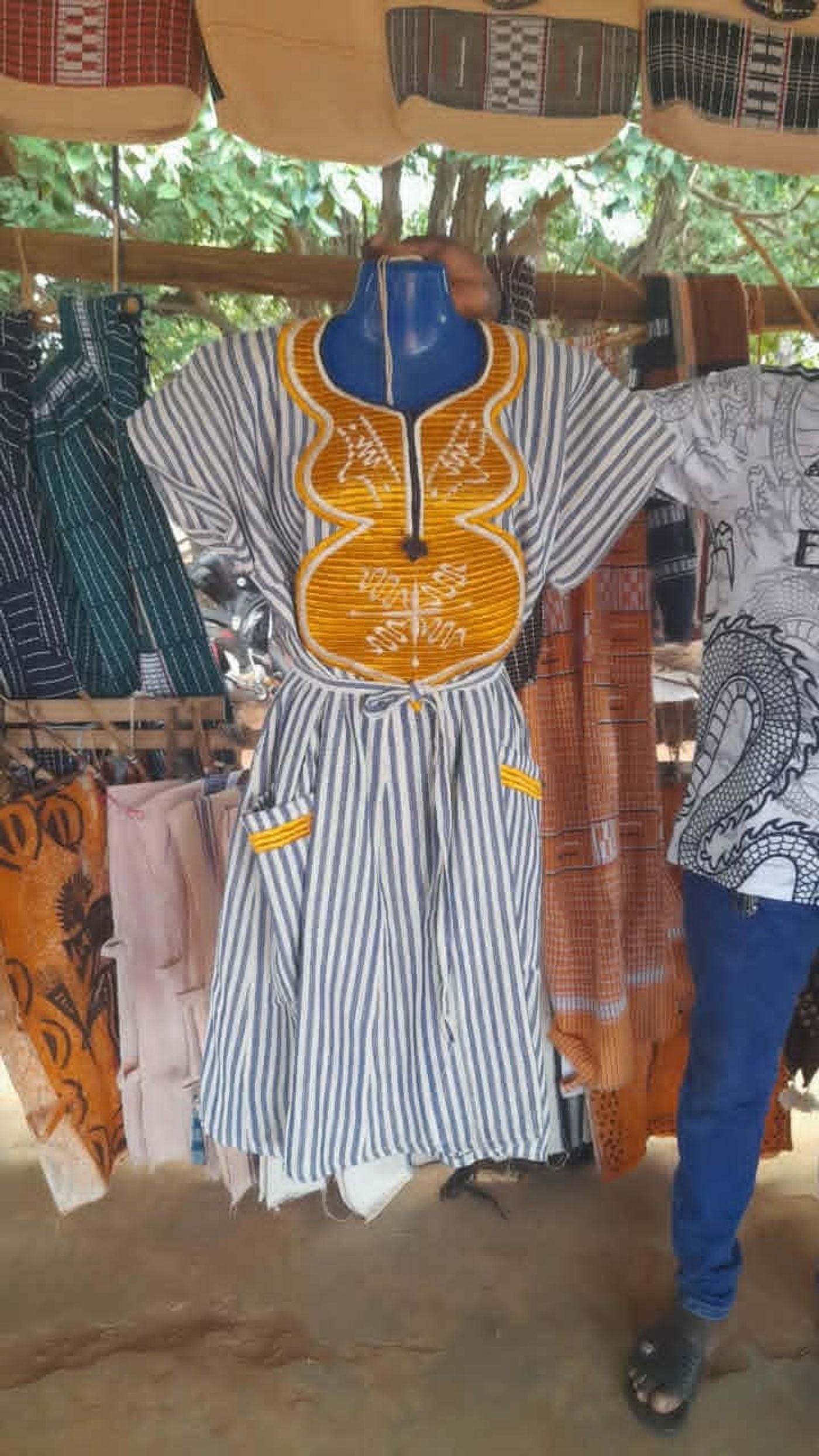 Robe traditionnelle à rayures avec motif jaune
