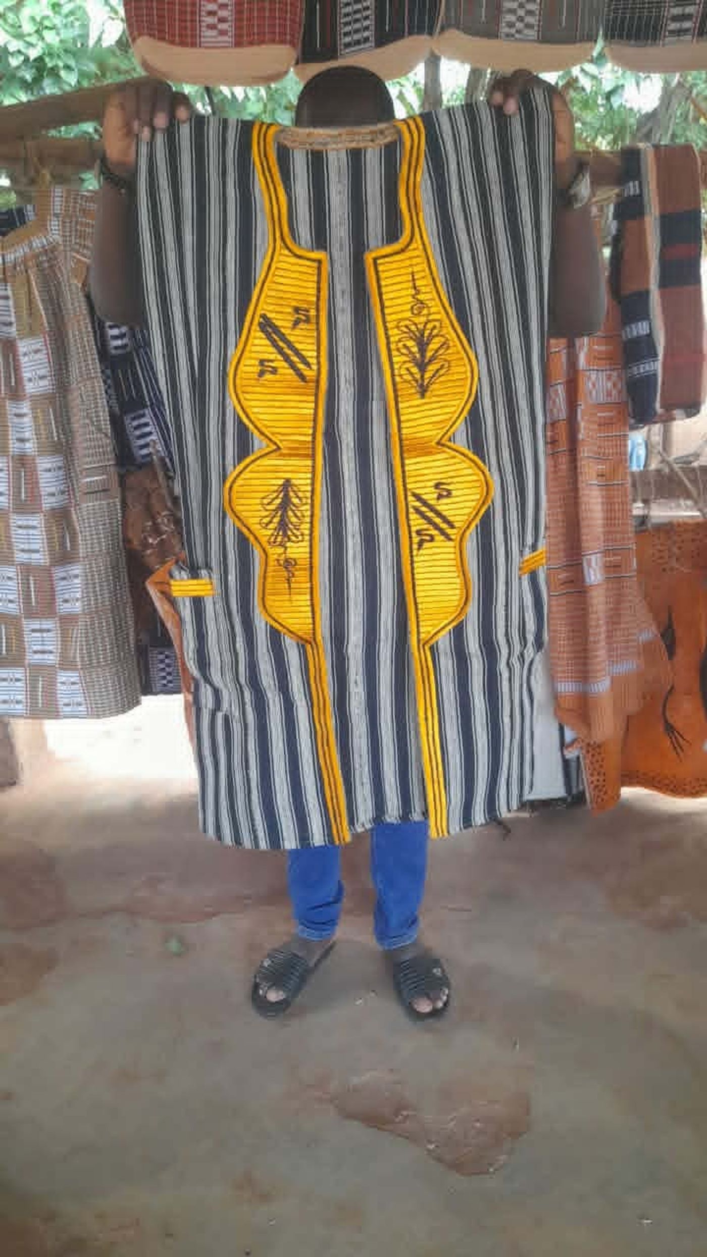 Vêtement traditionnel à rayures