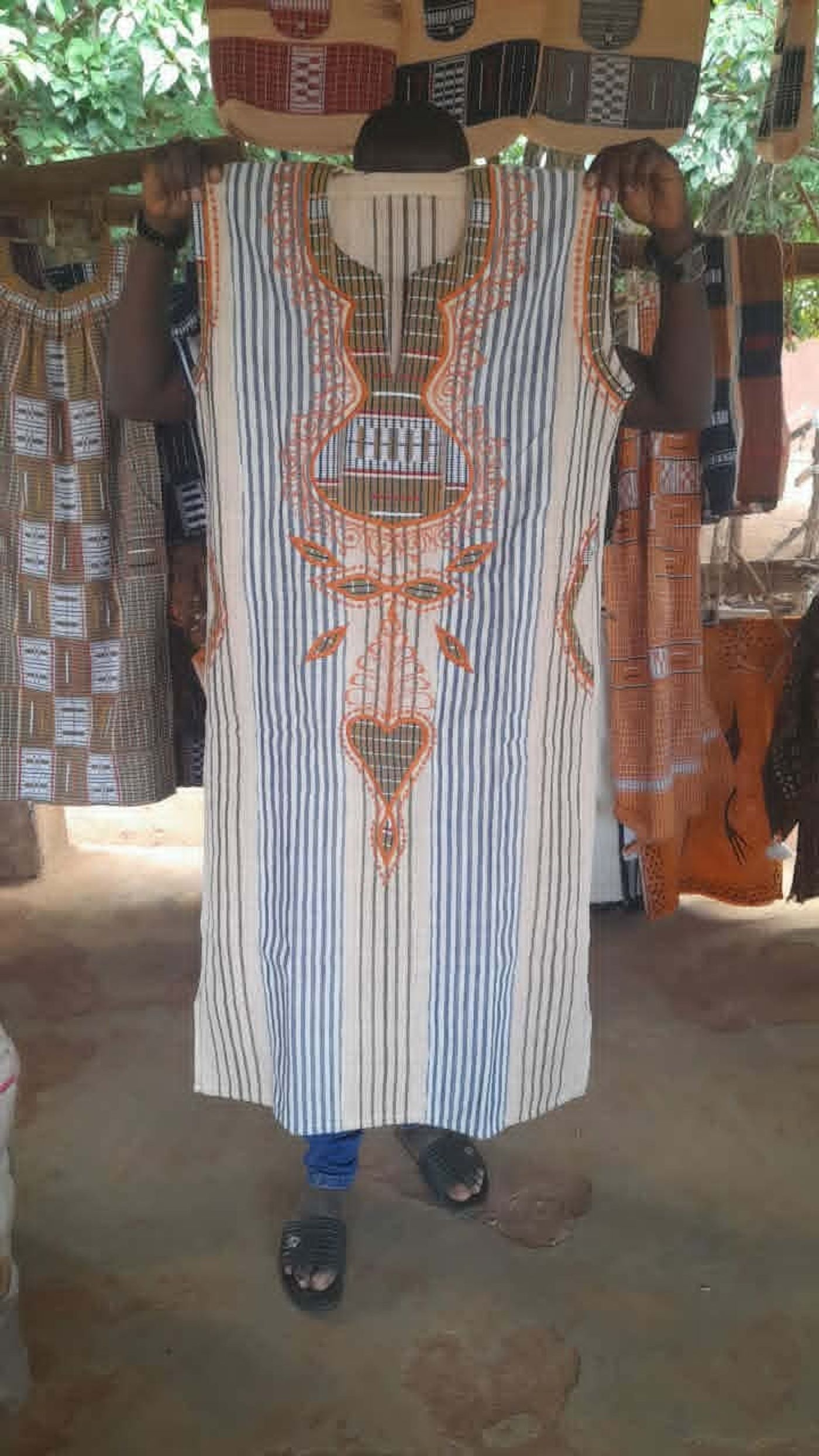 Robe traditionnelle à rayures avec broderie