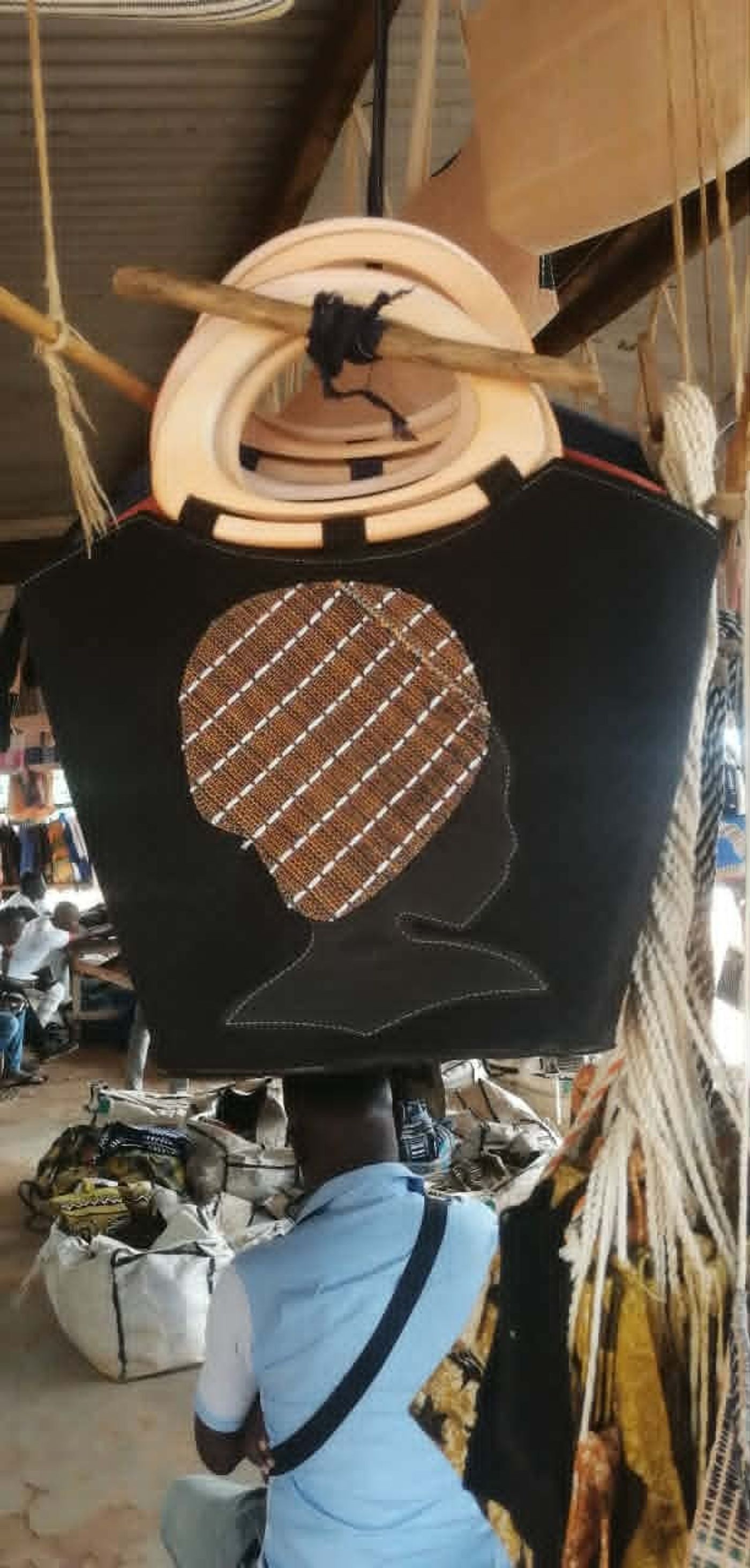 Sac à dos en cuir avec motif africain