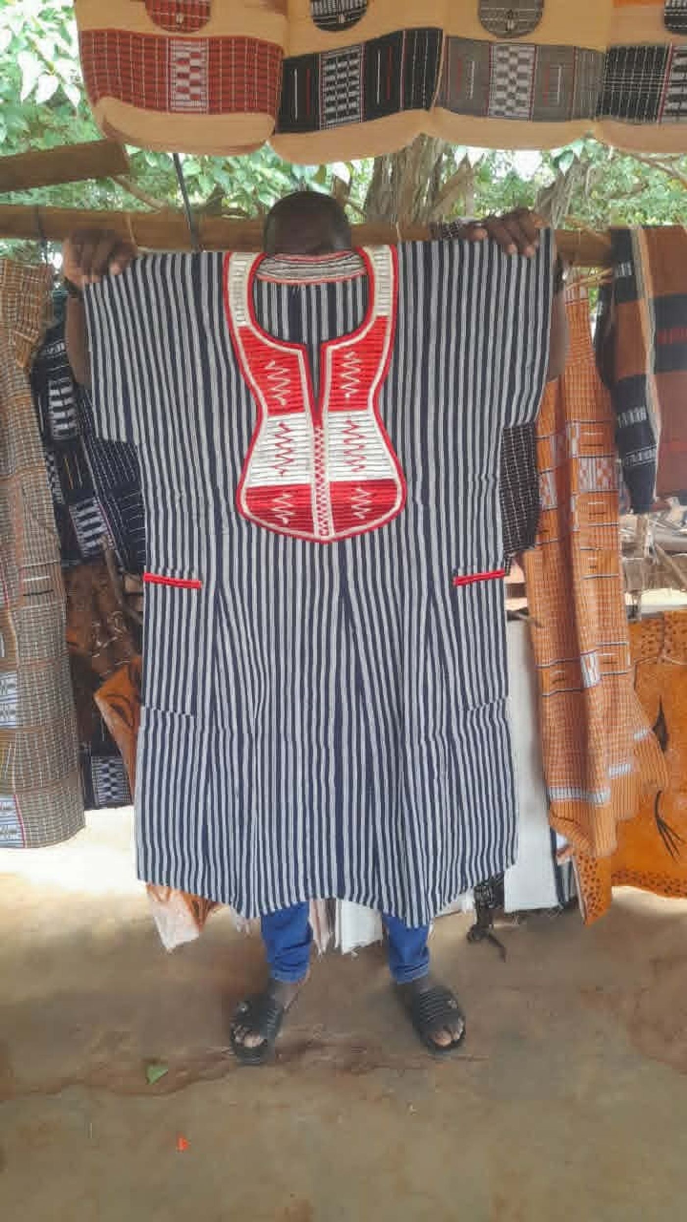 Robe traditionnelle à rayures noires et blanches avec motif rouge
