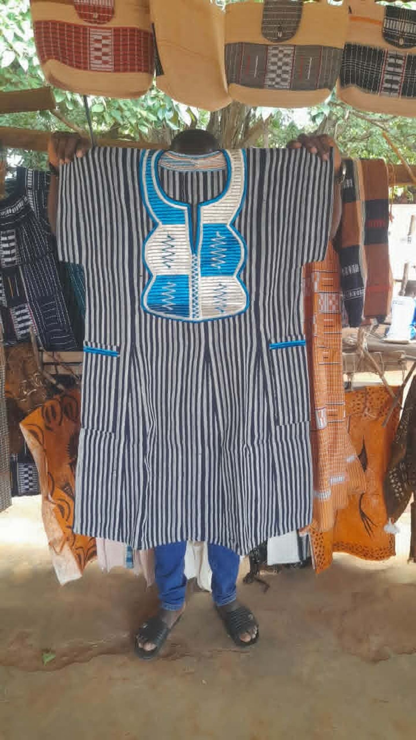 Vêtement traditionnel à rayures avec motif bleu