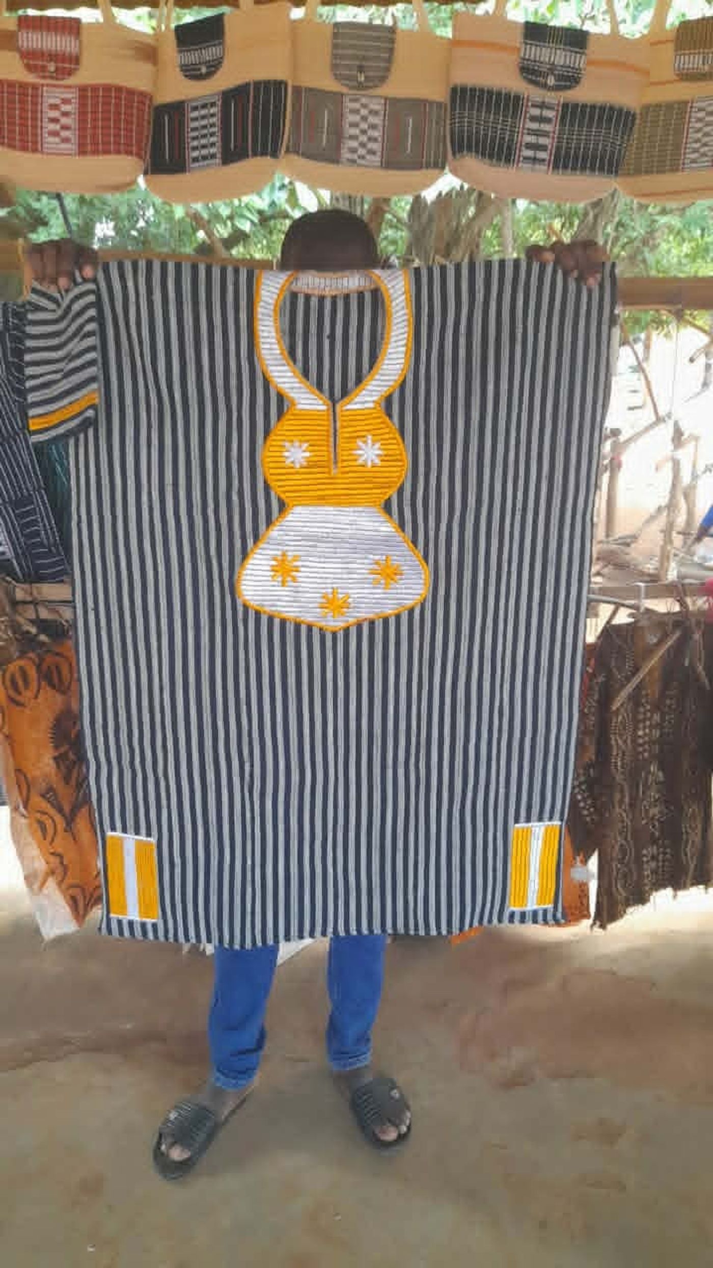 Vêtement traditionnel à rayures avec motif jaune