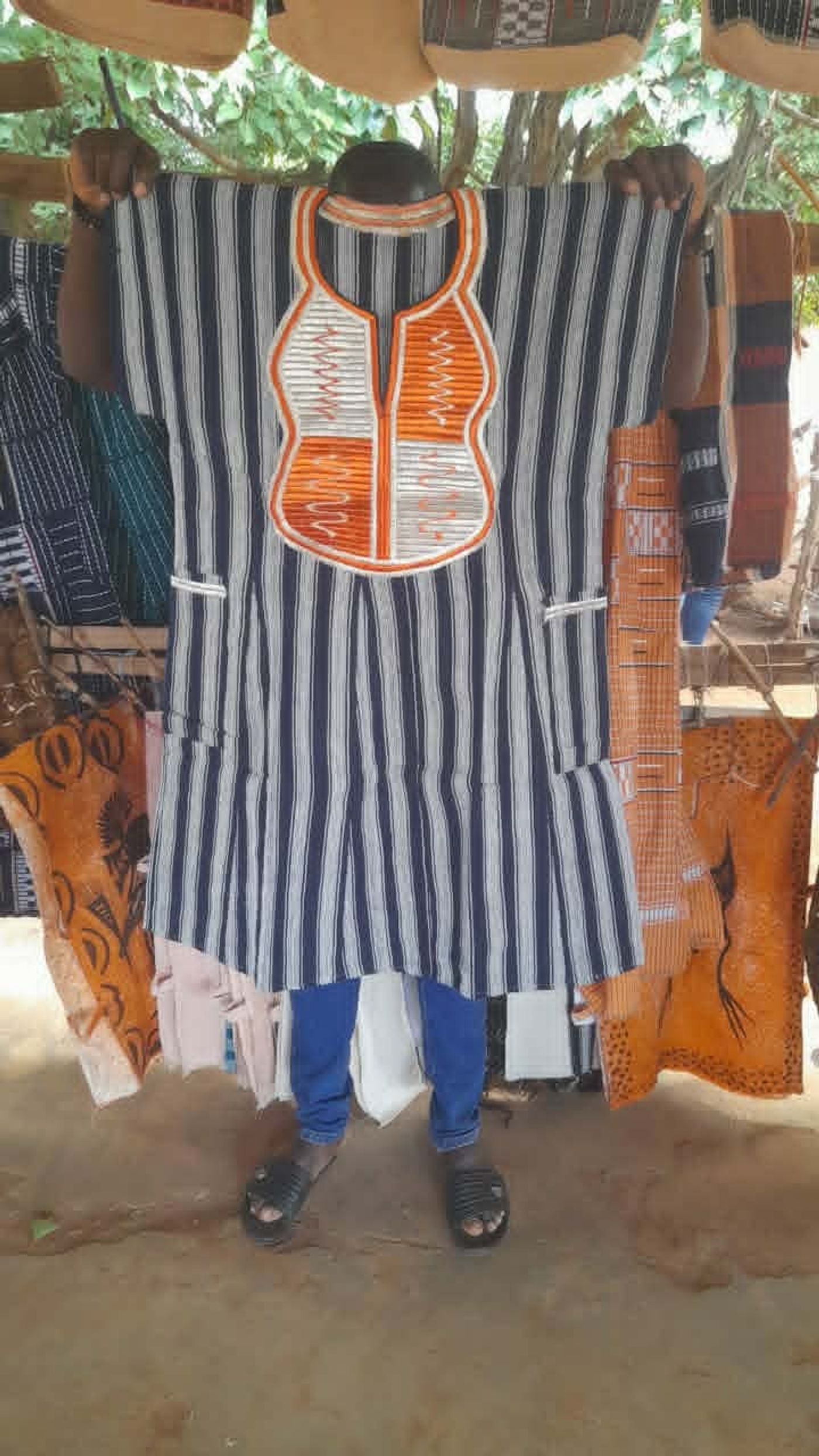 Vêtement traditionnel à rayures avec motif orange