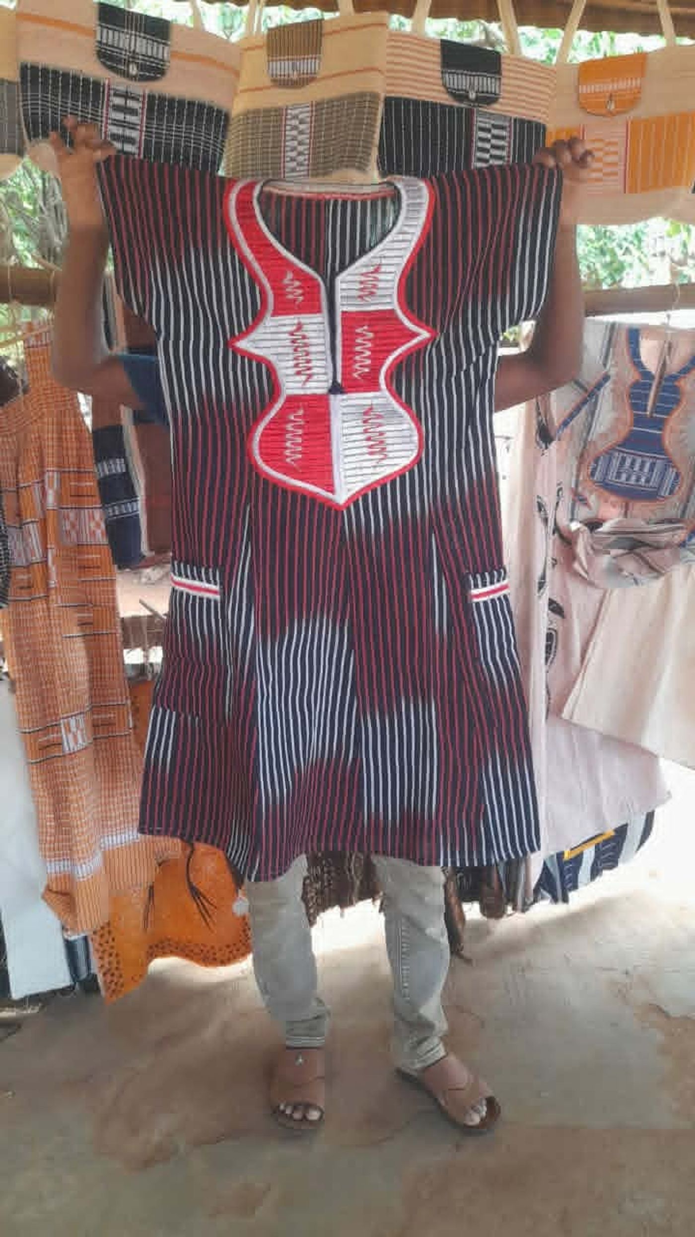Robe traditionnelle à rayures avec motif central