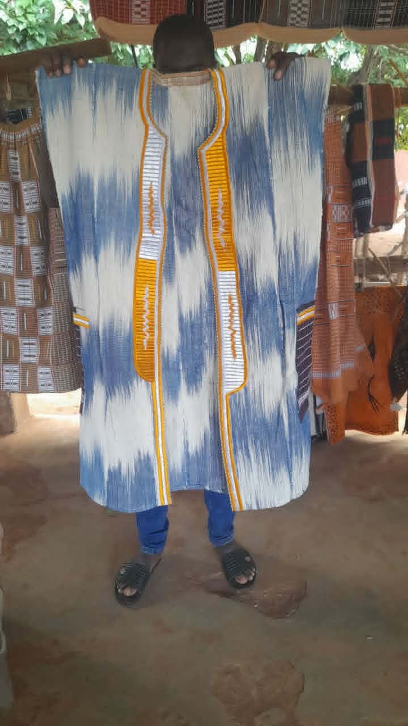 Robe traditionnelle à motifs bleus et jaunes