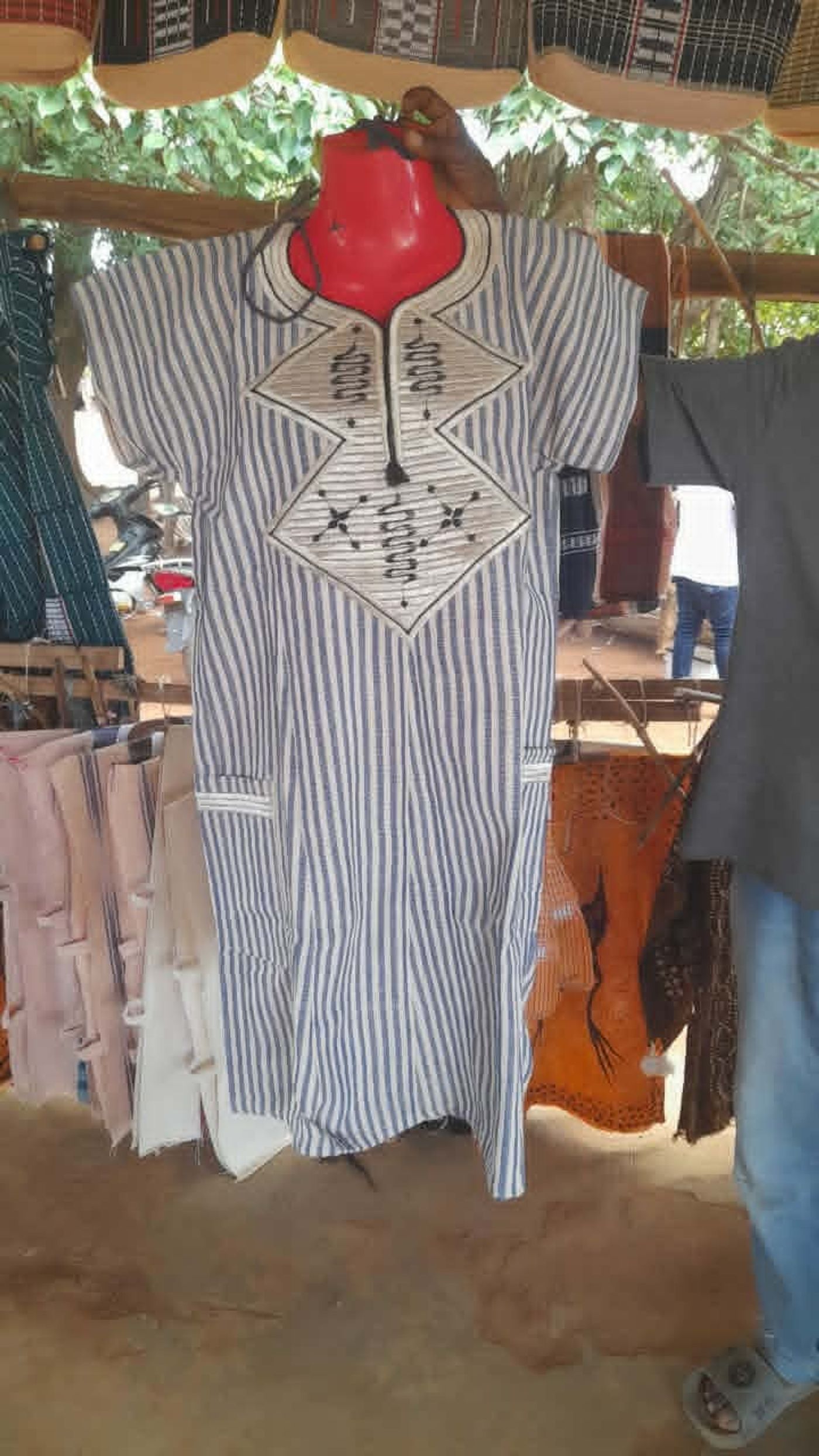 Robe à rayures avec motif brodé