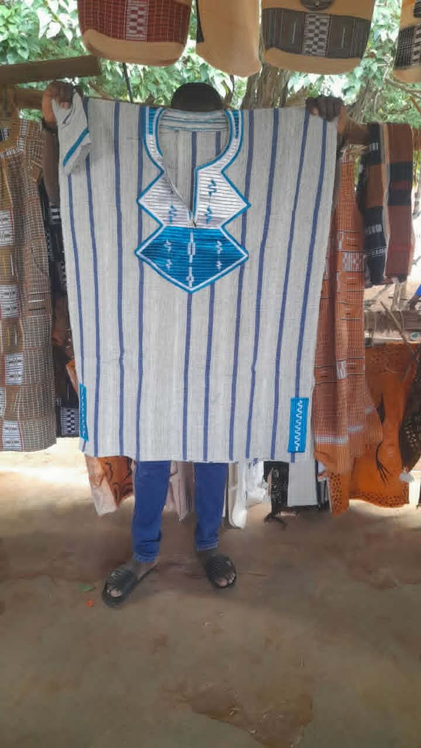 Vêtement traditionnel à rayures bleues et blanches