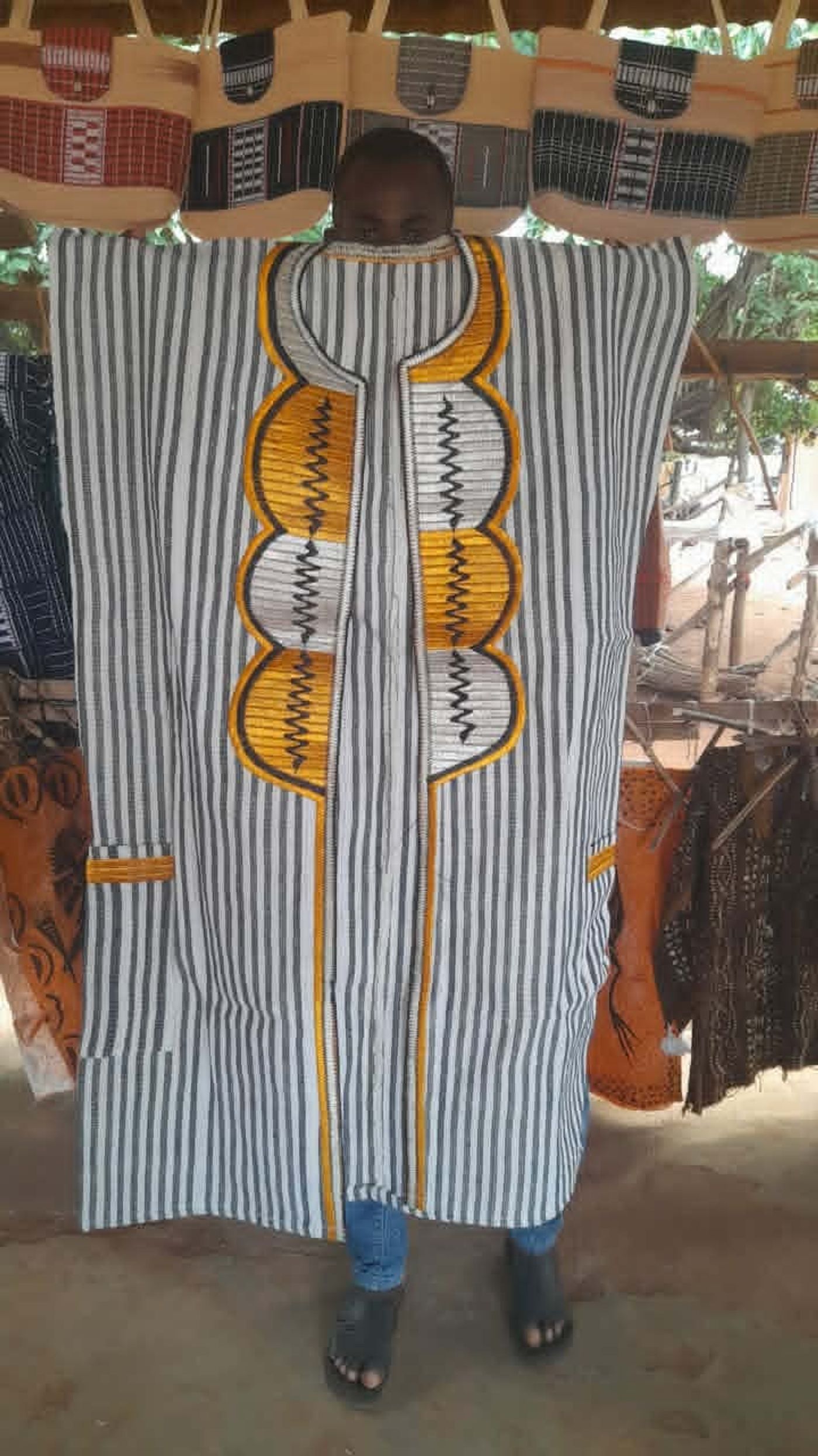 Robe traditionnelle à rayures avec motifs géométriques