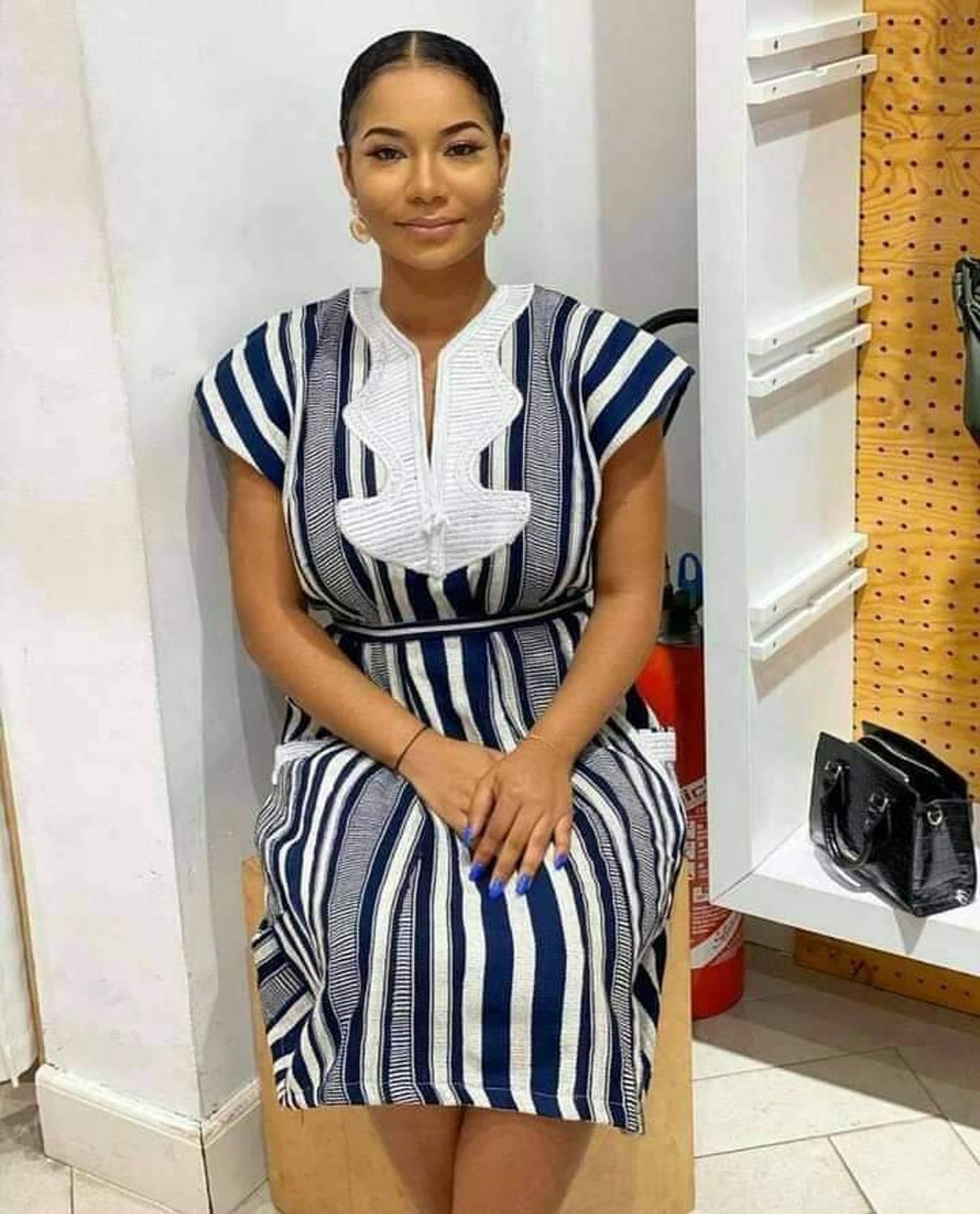 Robe à rayures bleues et blanches