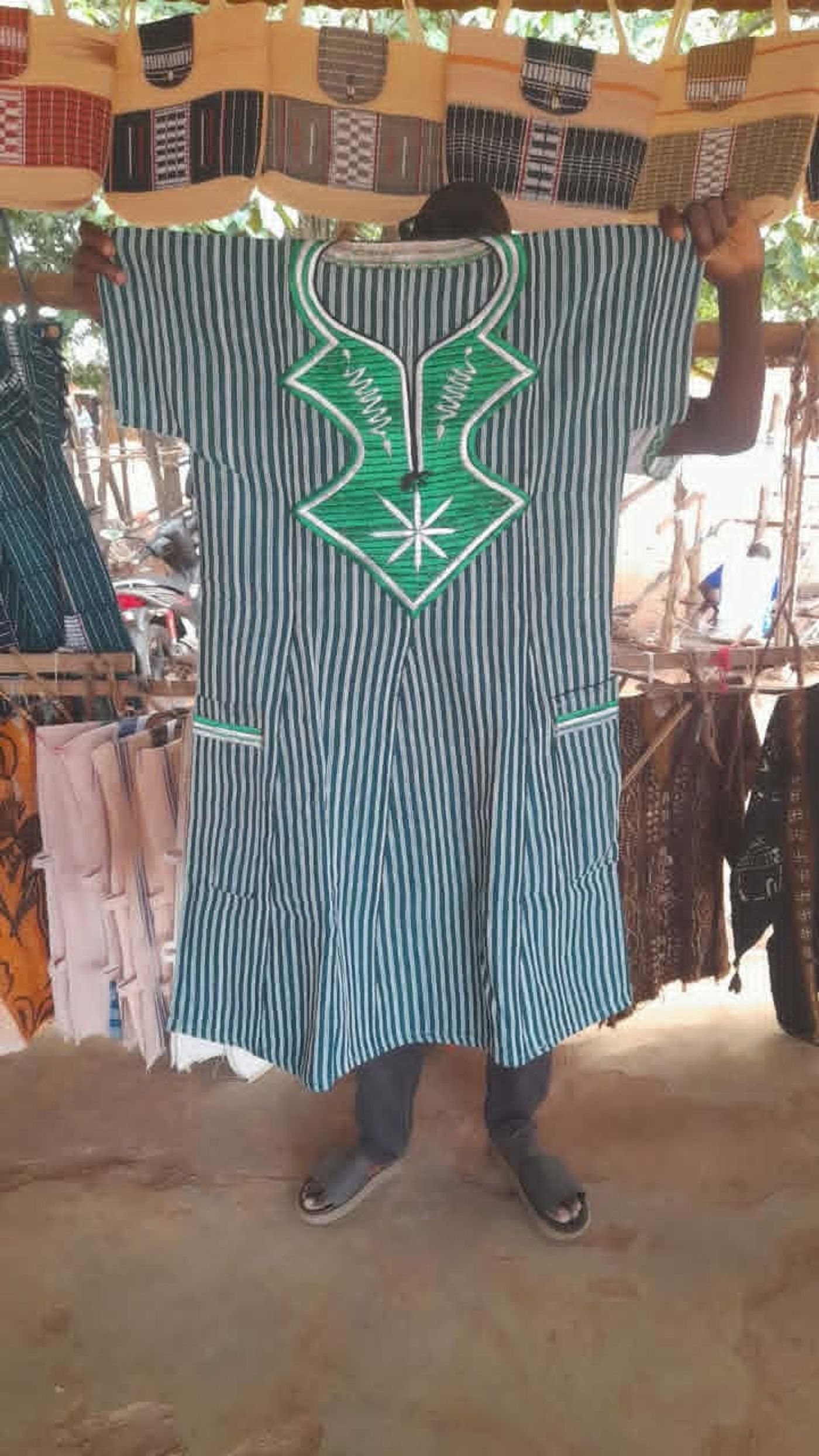 Robe traditionnelle à rayures vertes et blanches