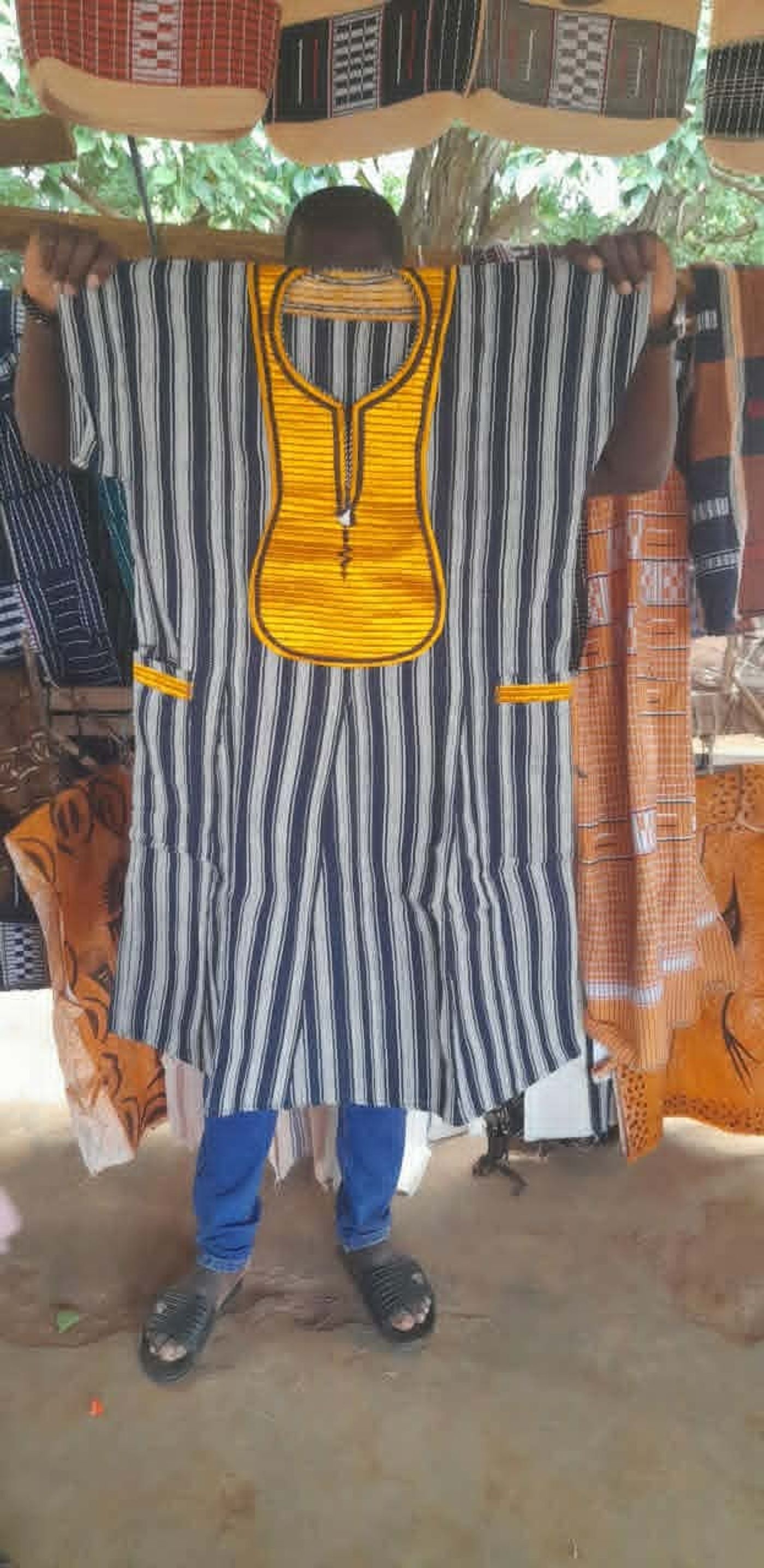 Robe traditionnelle à rayures noires et blanches avec motif jaune