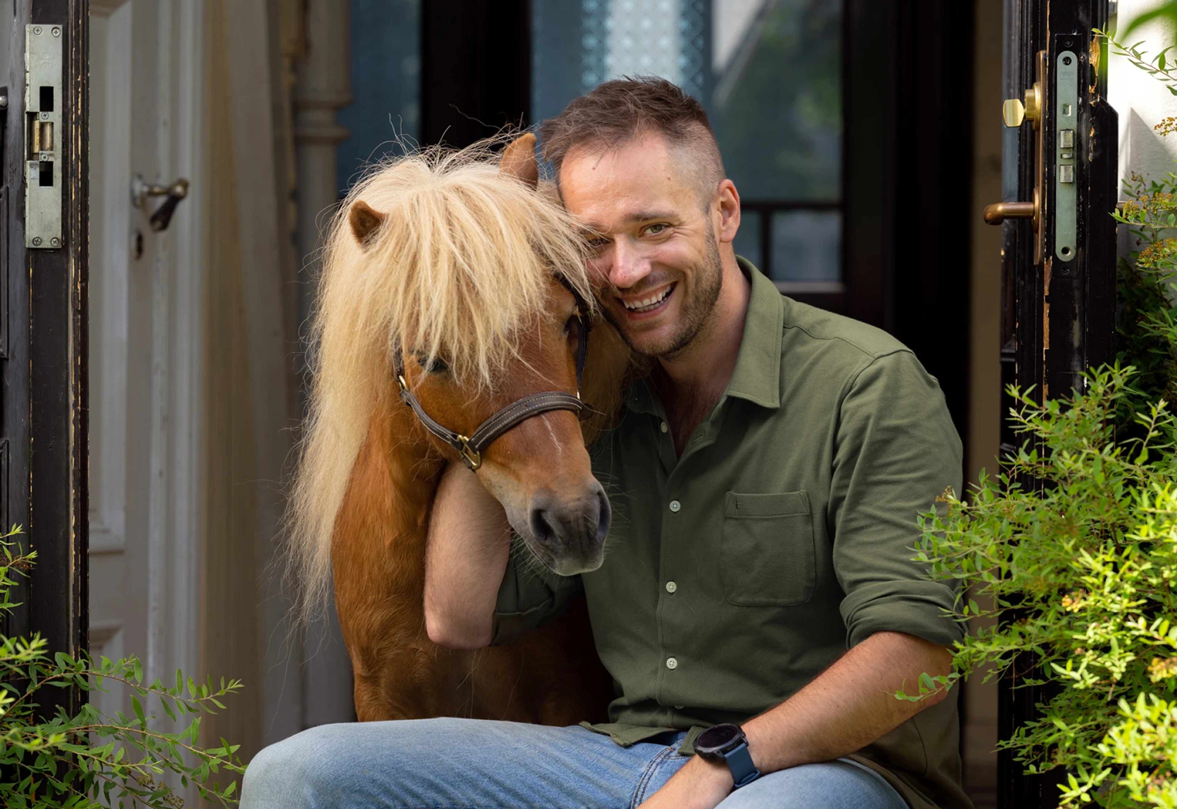 Øystein Eugene Hermstad sammen med en ponni