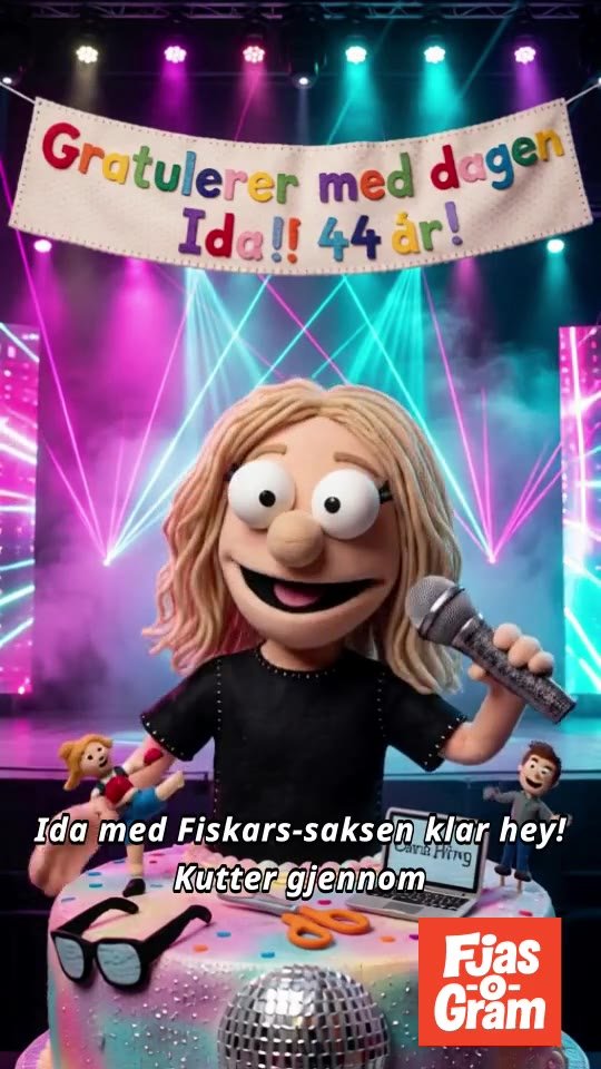 Fluffet-versjonen av Ida med langt lyst hår og mikrofon, oppå en kake med solbriller og en saks, under banneret «Gratulerer med dagen Ida!! 44 år!».