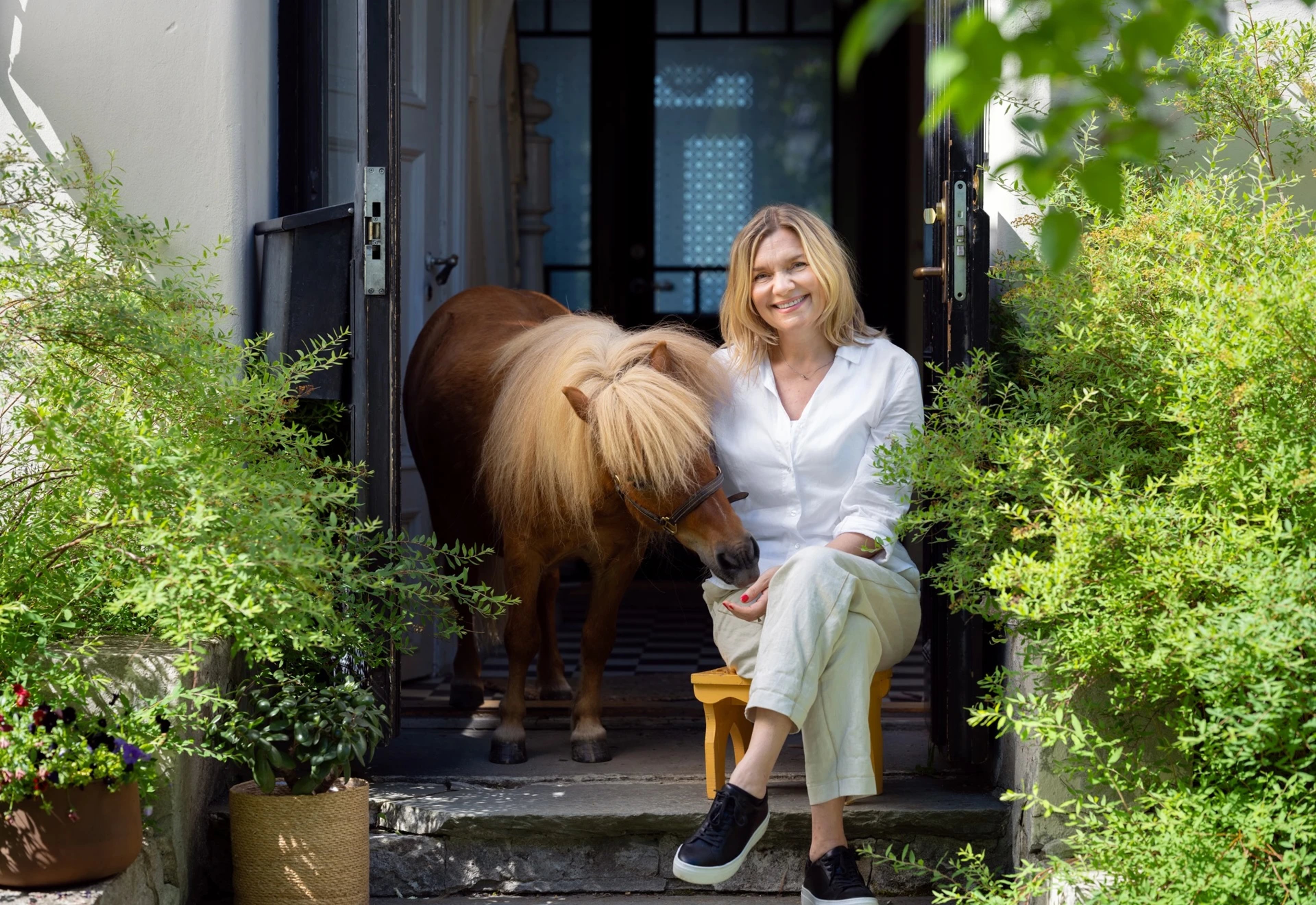 Trine Lise Kristiansen sammen med en ponni