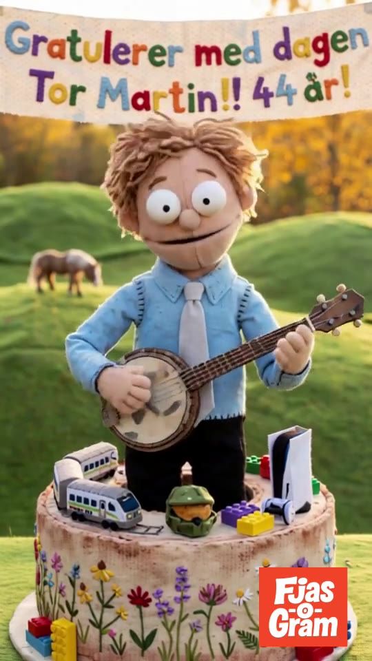Fluffet-versjonen av Tor Martin i skjorte og slips med banjo på en grønn eng med en hest i bakgrunnen, under banneret «Gratulerer med dagen Tor Martin!! 44 år!».