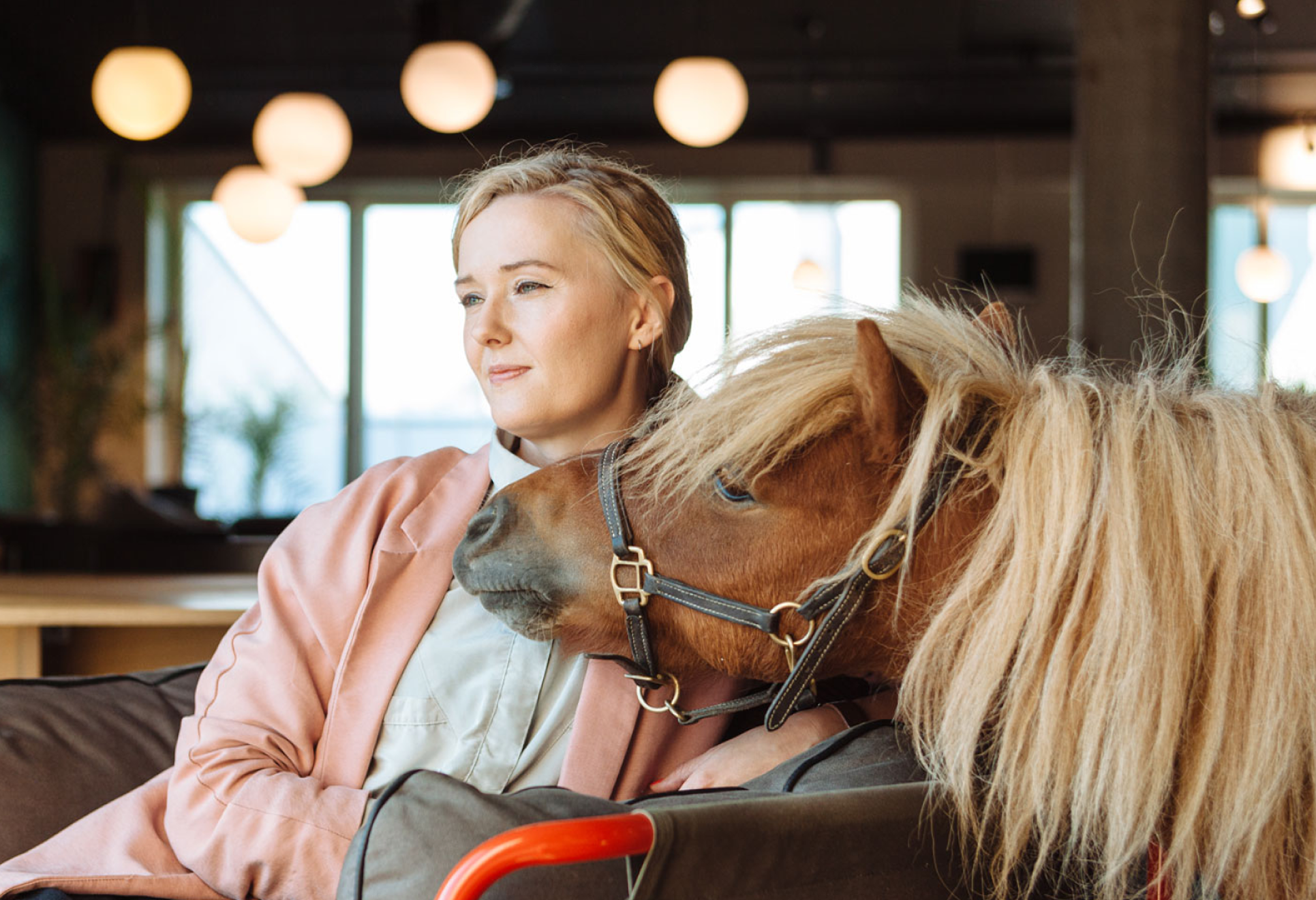 Anette Hammer sammen med en ponni