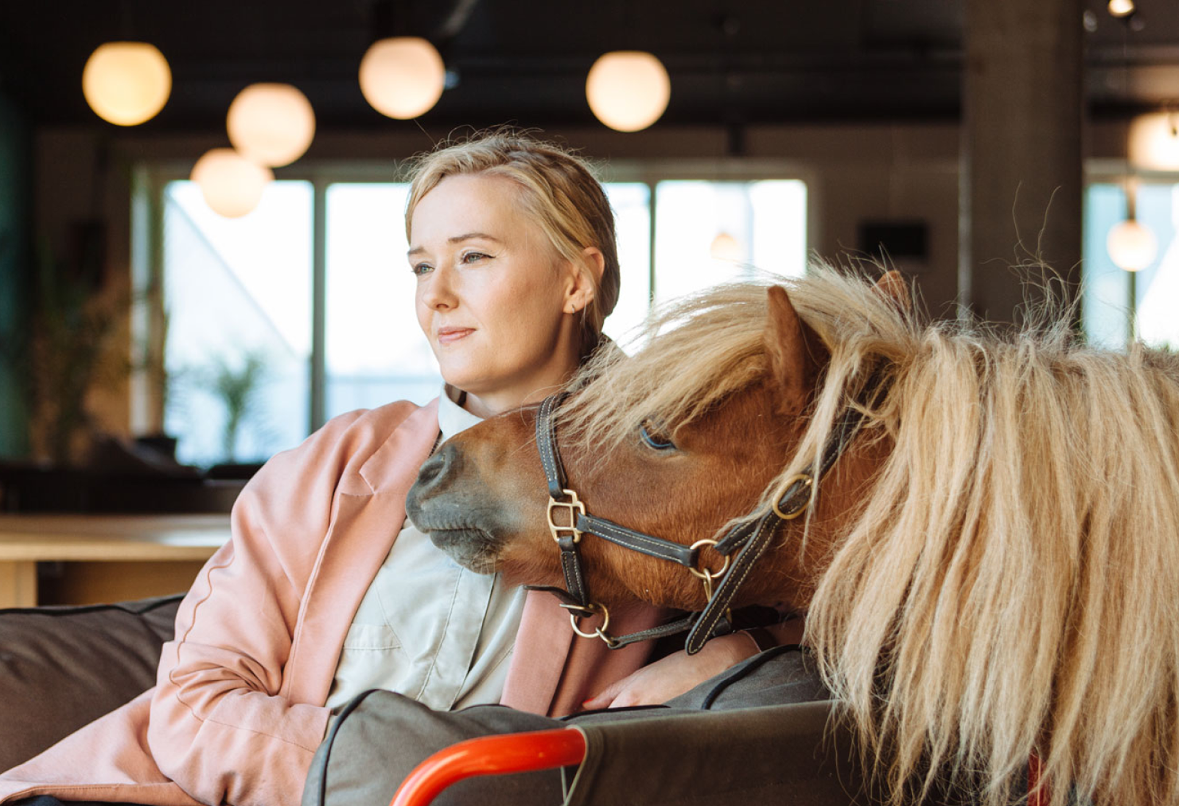 Anette Hammer sammen med en ponni
