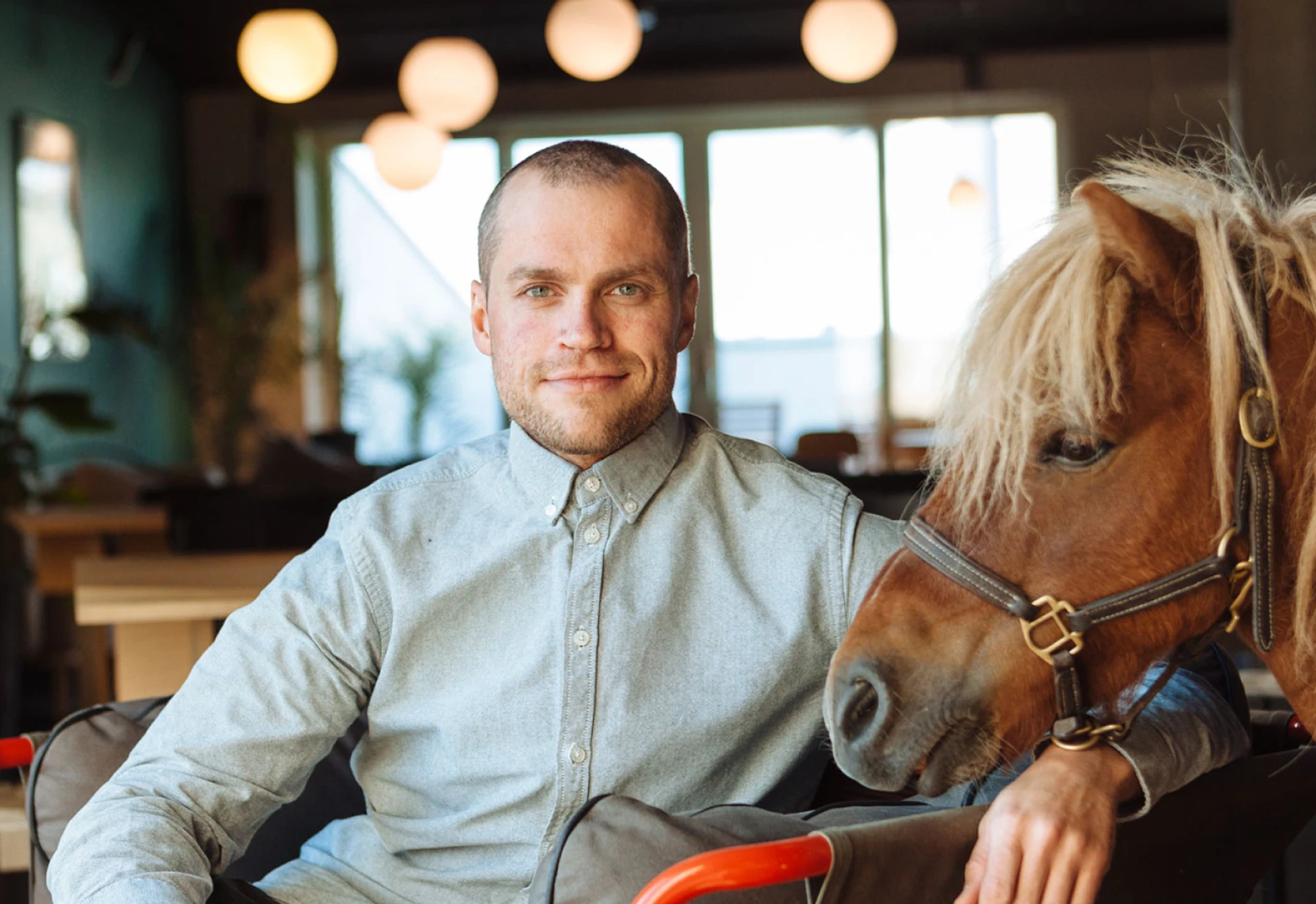 Asbjørn Grønli sammen med en ponni