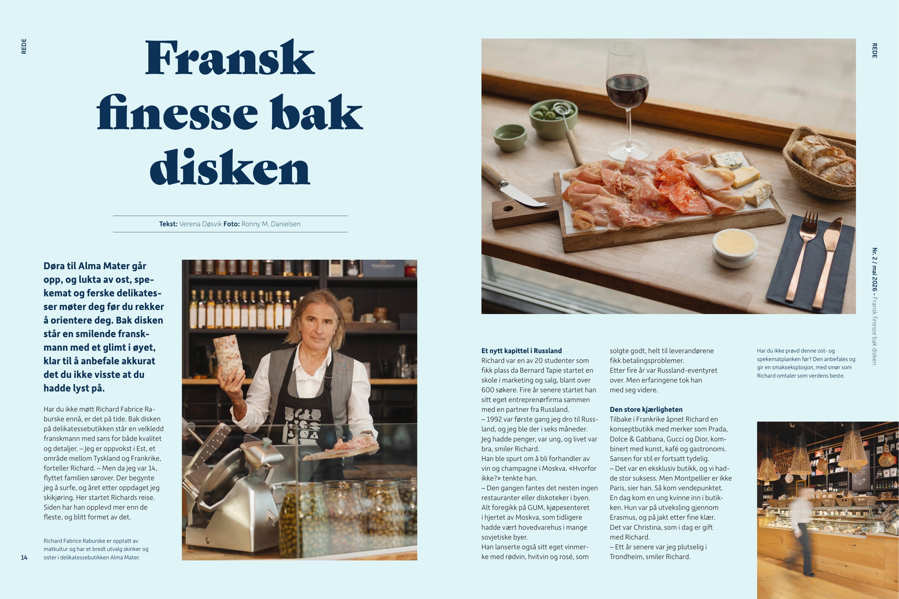 Oppslaget «Fransk finesse bak disken» i papirutgaven av Rede: tittel og ingress på lyseblå bakgrunn, Richard med en ost bak disken og et spekematbrett med rødvin.