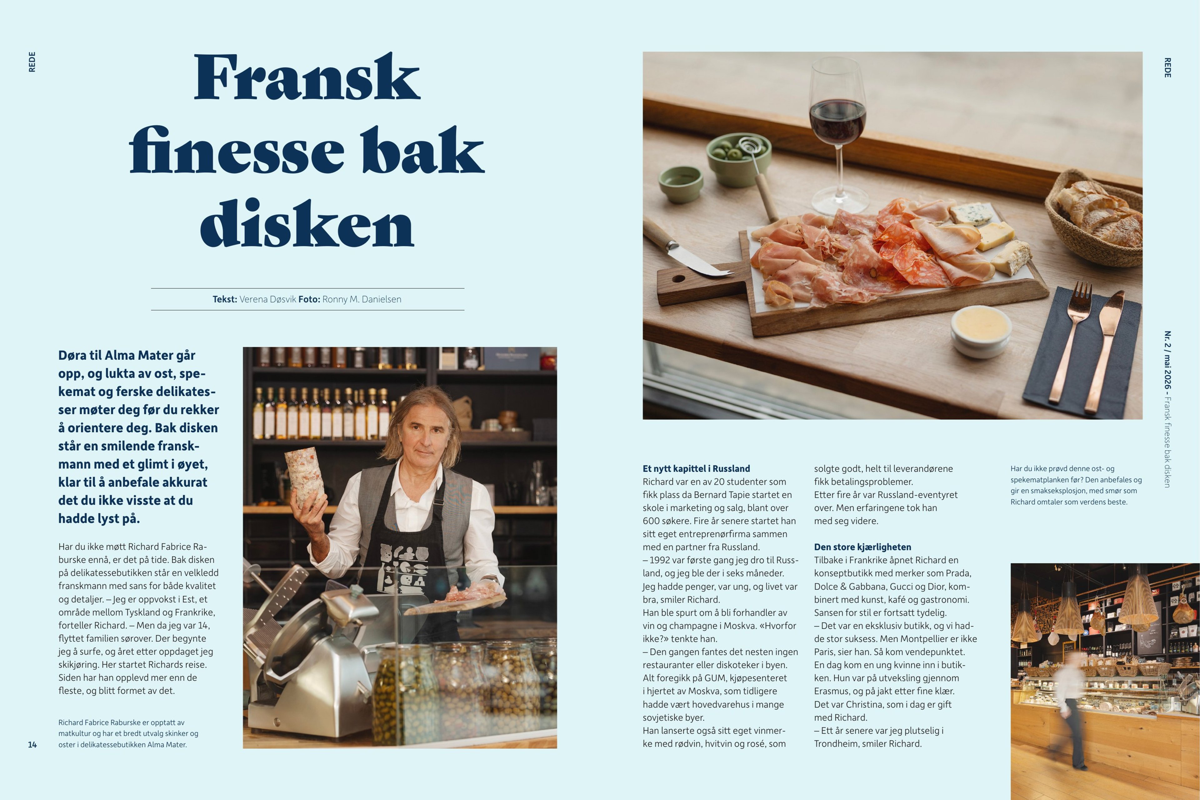 Oppslaget «Fransk finesse bak disken» i papirutgaven av Rede: tittel og ingress på lyseblå bakgrunn, Richard med en ost bak disken og et spekematbrett med rødvin.