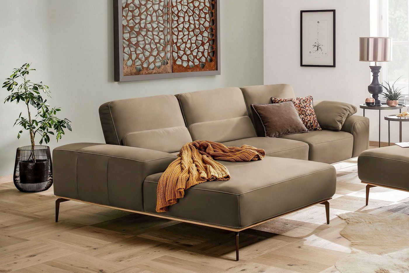 W.SCHILLIG Ecksofa run, Designsofa mit tollem Sitzkomfort, bequem, L-Form, mit Holzsockel, Füße in Bronze pulverbeschichtet, Breite 319 cm